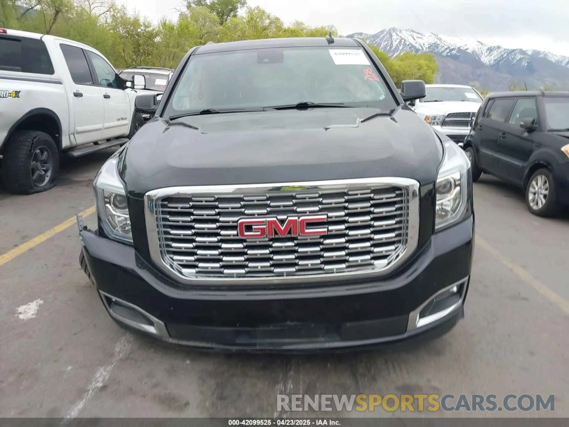 12 Photograph of a damaged car 1GKS2HKJ7KR390685 GMC YUKON XL 2019