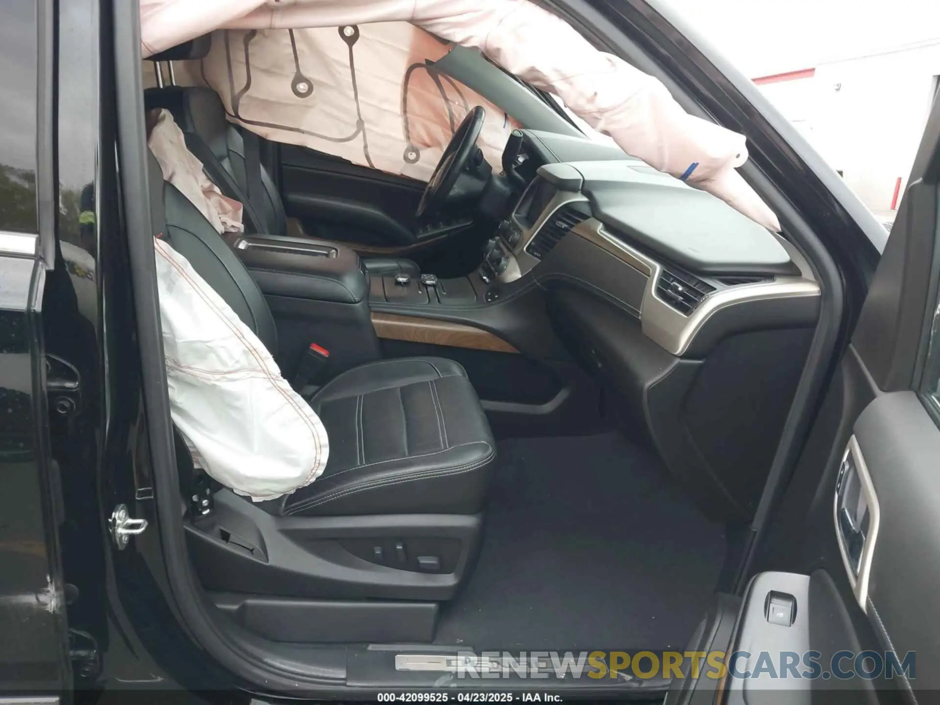 5 Photograph of a damaged car 1GKS2HKJ7KR390685 GMC YUKON XL 2019