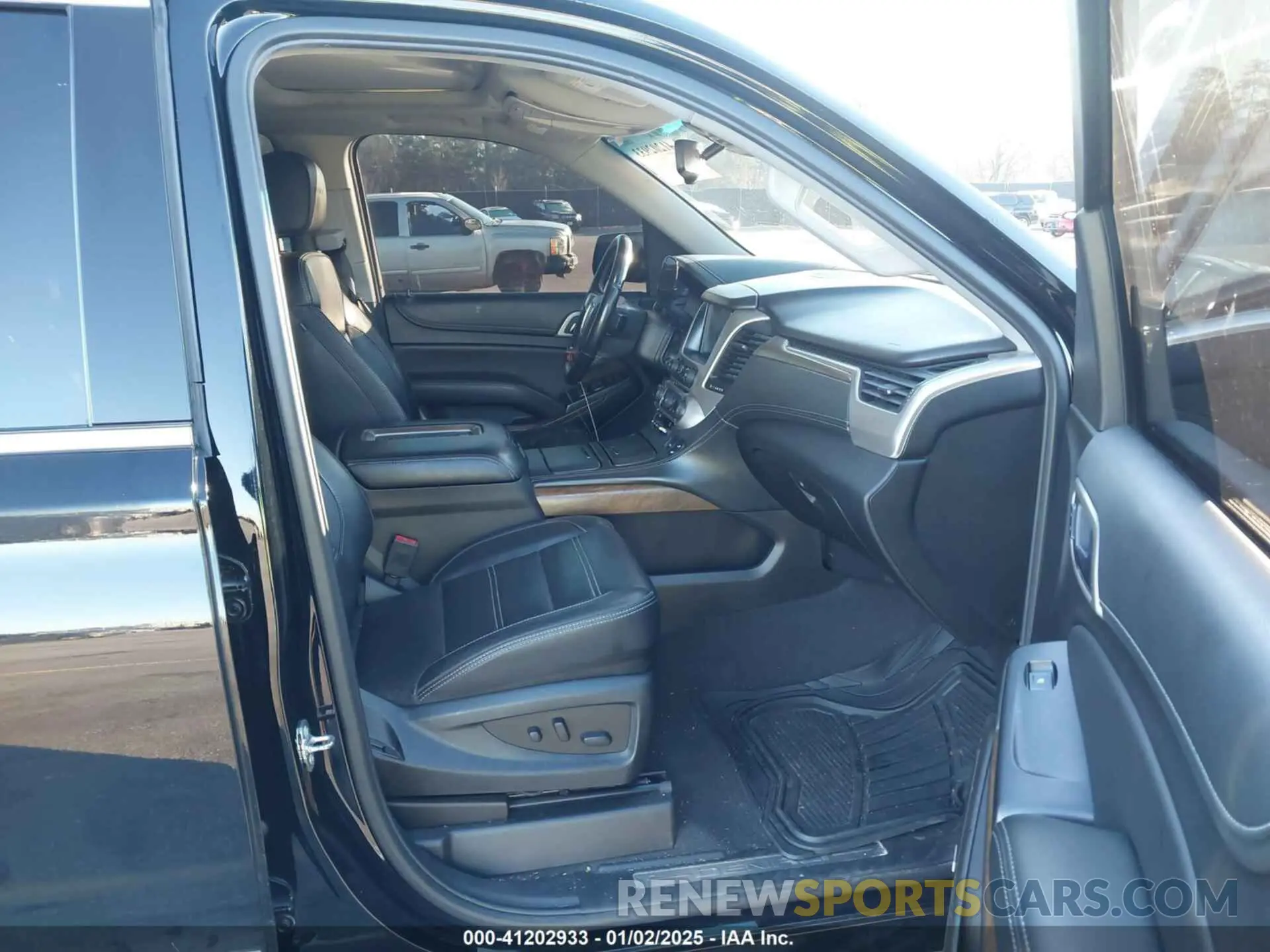 4 Photograph of a damaged car 1GKS2HKJ9KR152434 GMC YUKON XL 2019