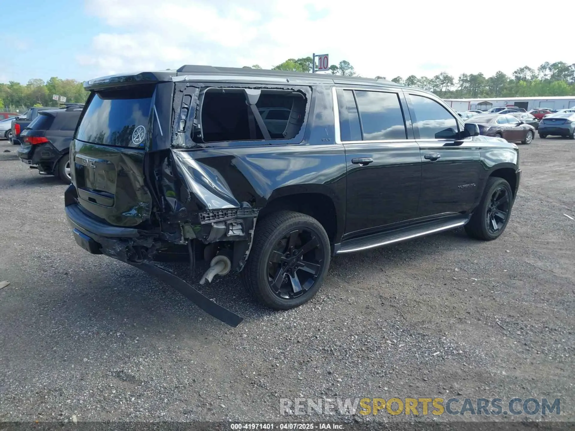 4 Photograph of a damaged car 1GKS1JKC1LR305627 GMC YUKON XL 2020