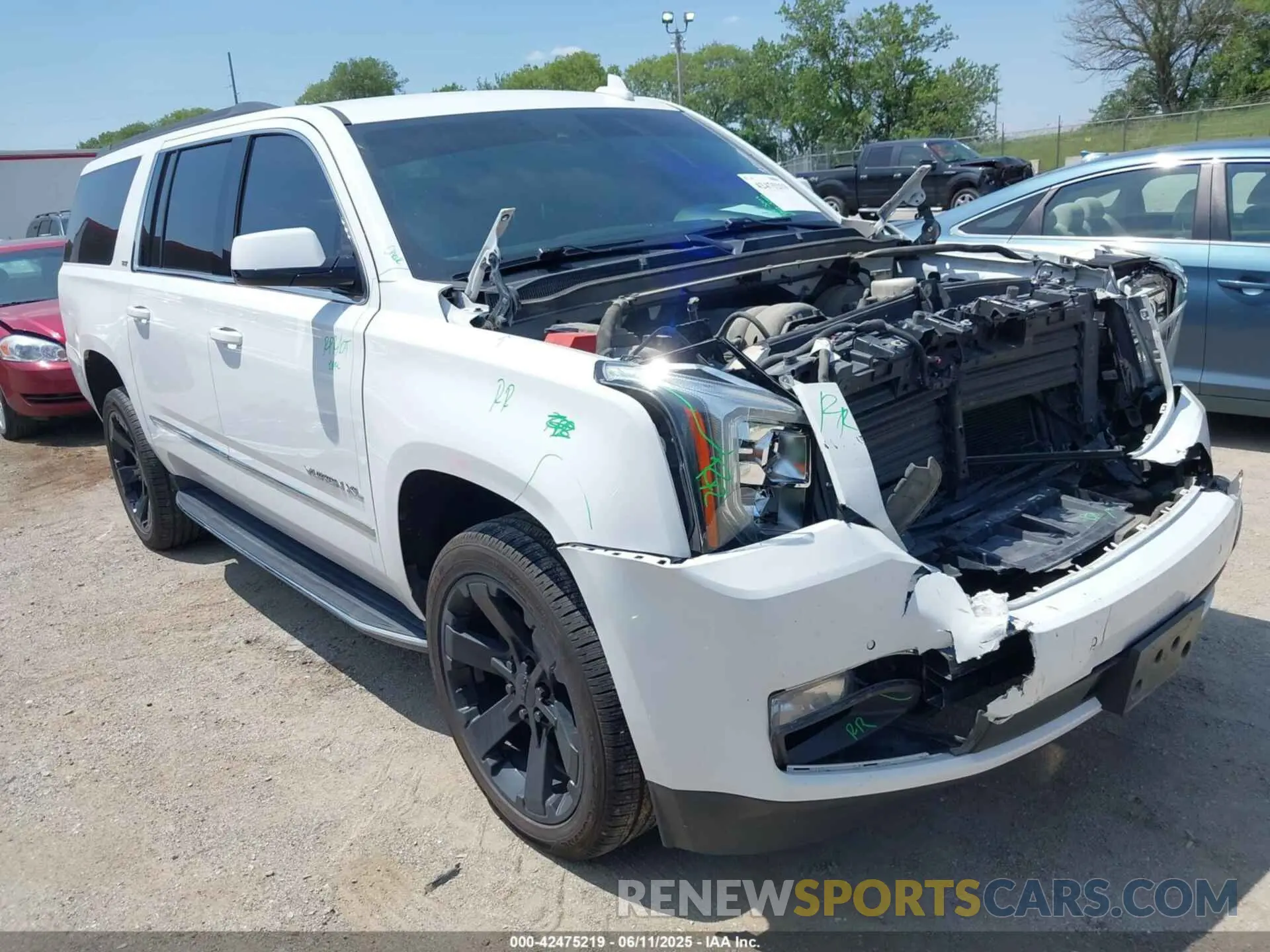1 Photograph of a damaged car 1GKS2GKC0LR123272 GMC YUKON XL 2020