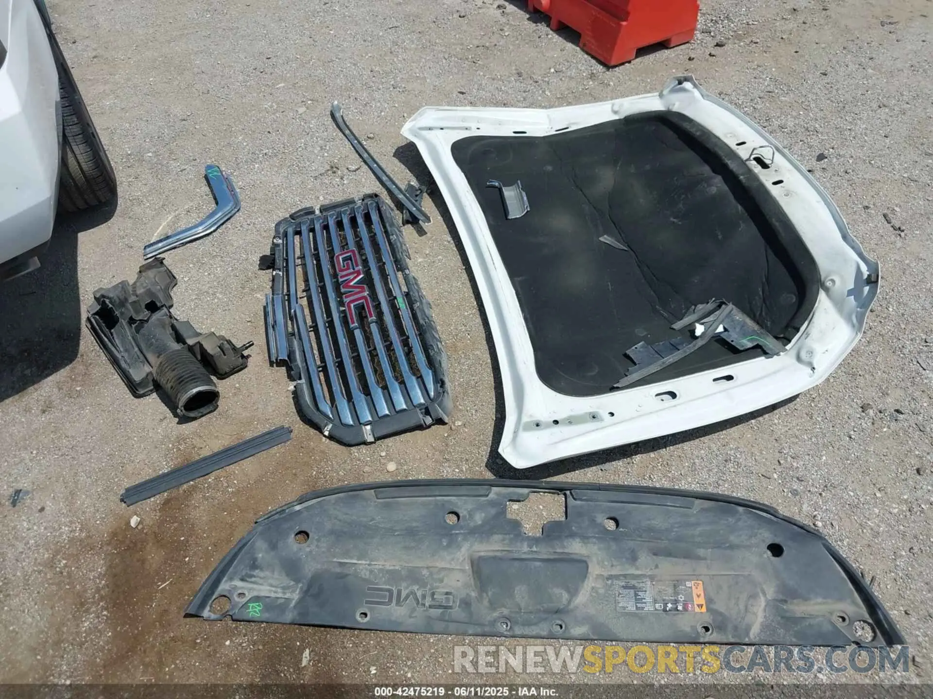 12 Photograph of a damaged car 1GKS2GKC0LR123272 GMC YUKON XL 2020