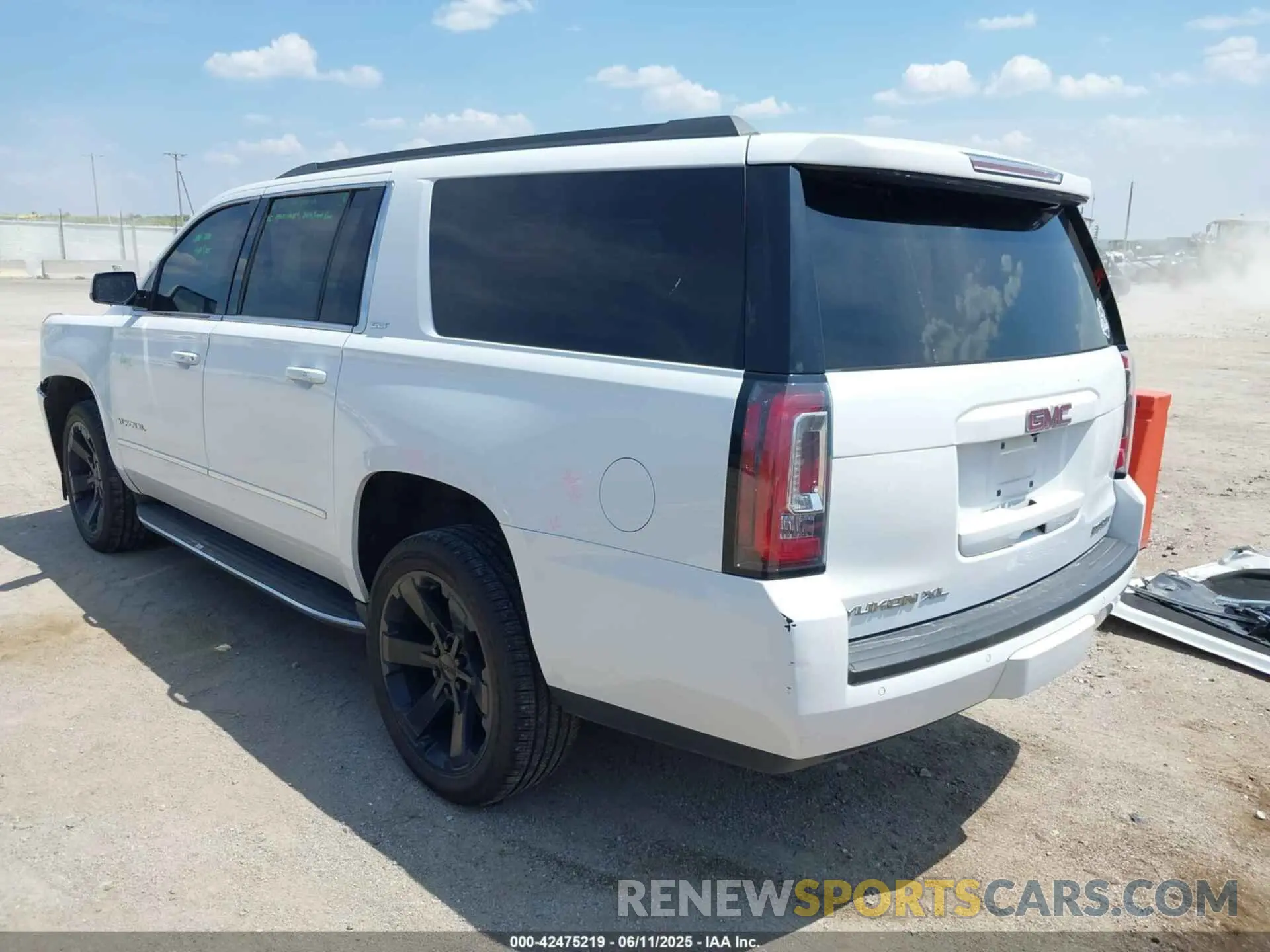 3 Photograph of a damaged car 1GKS2GKC0LR123272 GMC YUKON XL 2020