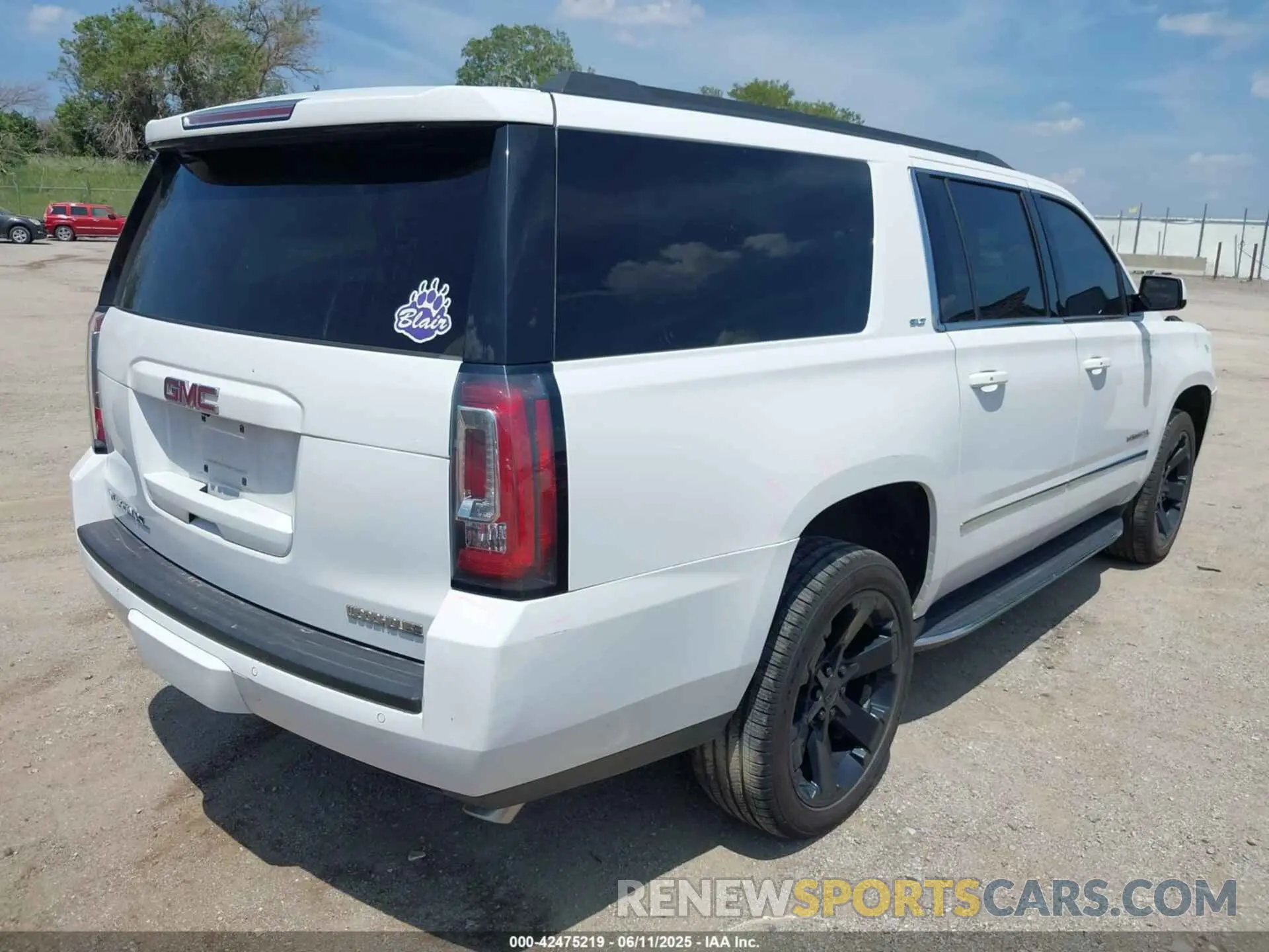 4 Photograph of a damaged car 1GKS2GKC0LR123272 GMC YUKON XL 2020