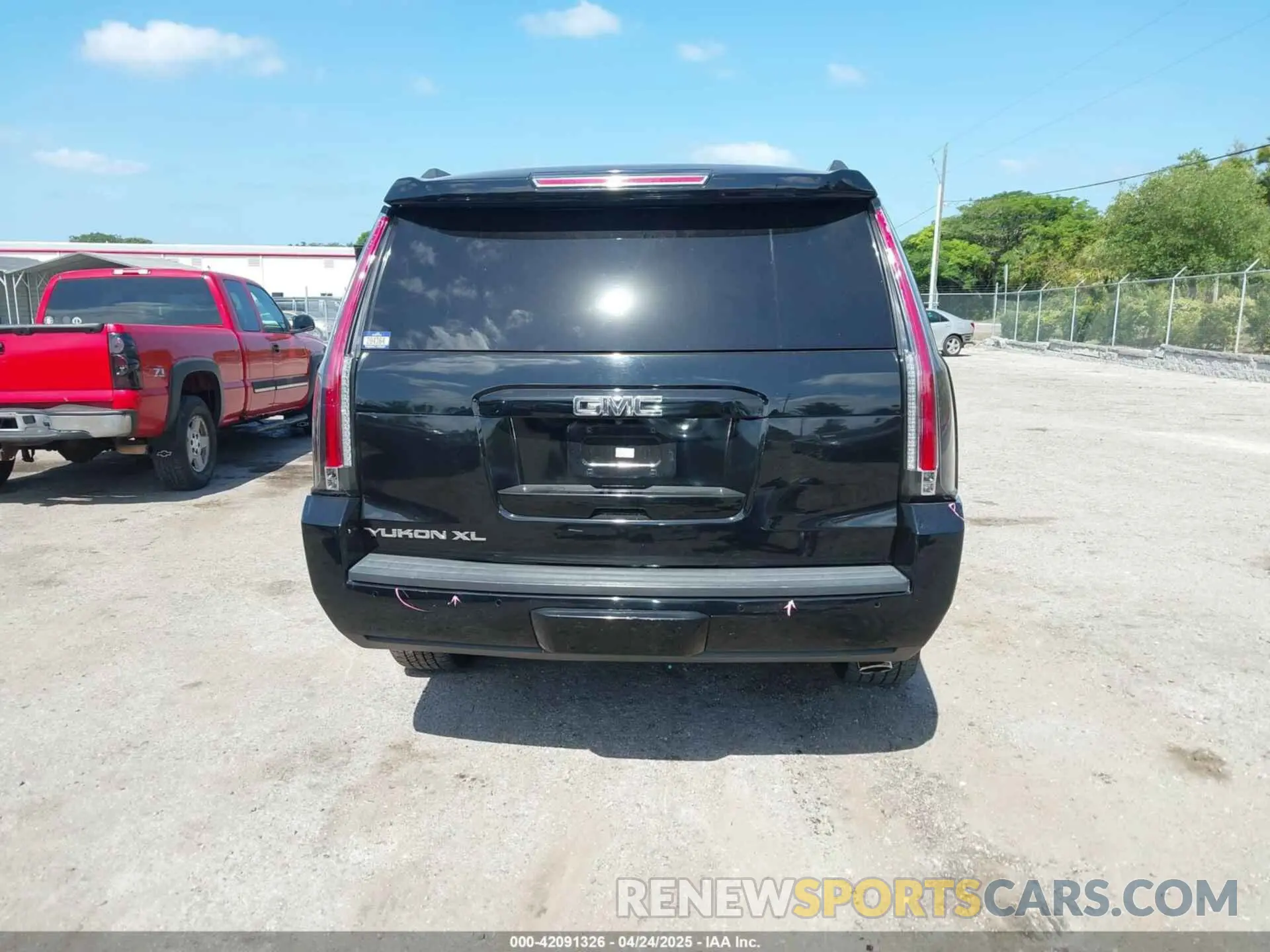 17 Photograph of a damaged car 1GKS2GKCXLR291176 GMC YUKON XL 2020