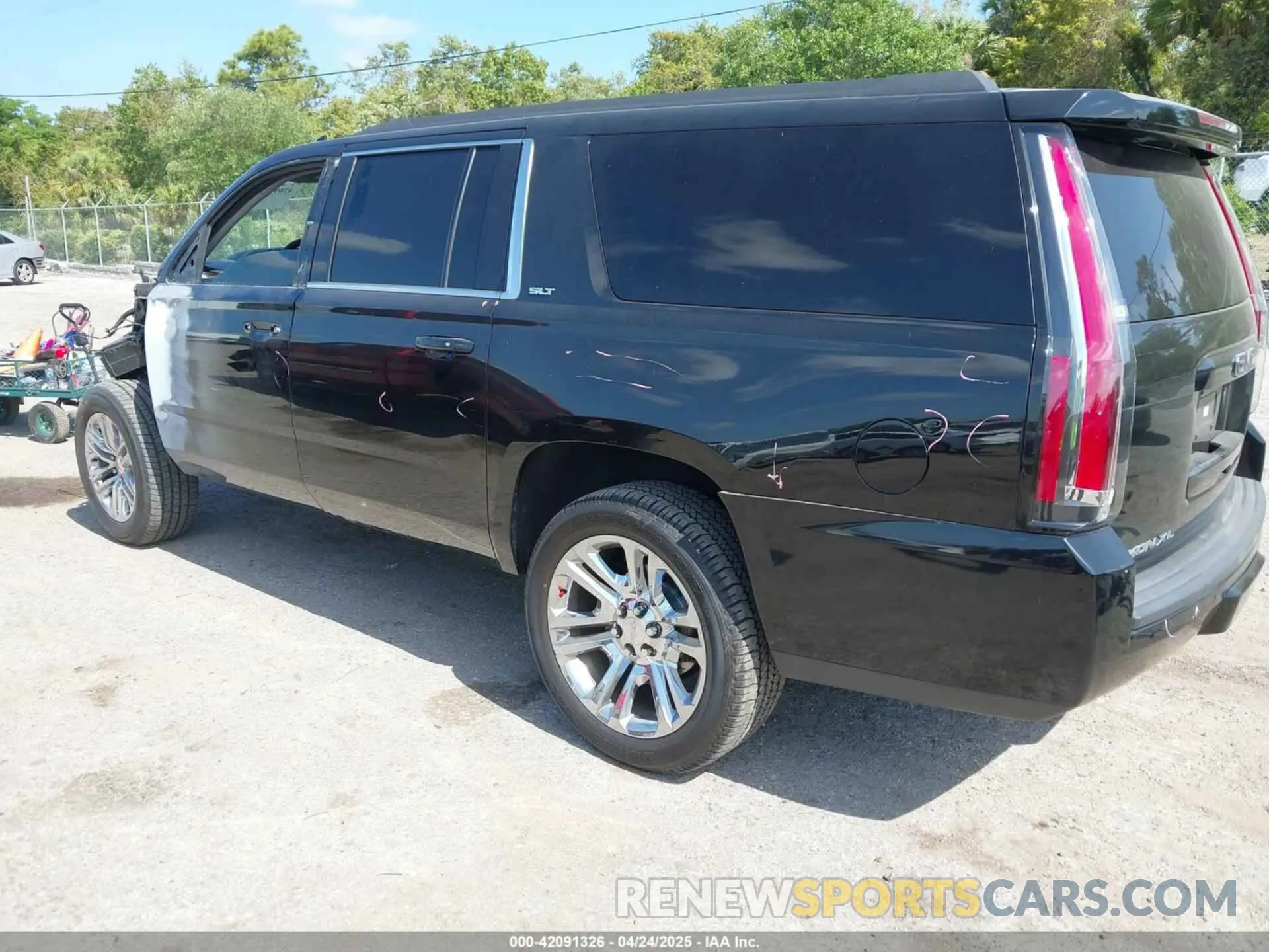 3 Photograph of a damaged car 1GKS2GKCXLR291176 GMC YUKON XL 2020