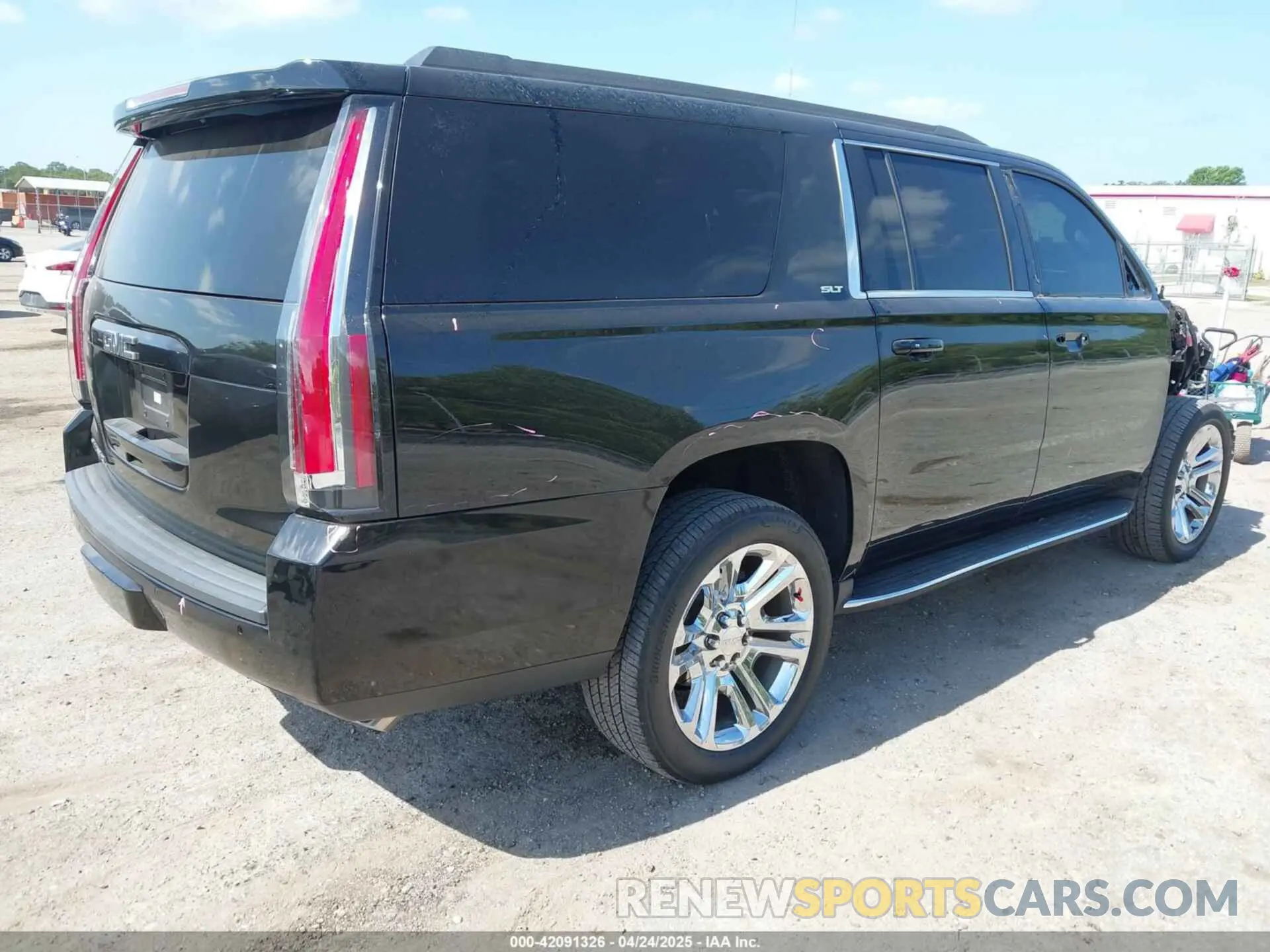 4 Photograph of a damaged car 1GKS2GKCXLR291176 GMC YUKON XL 2020