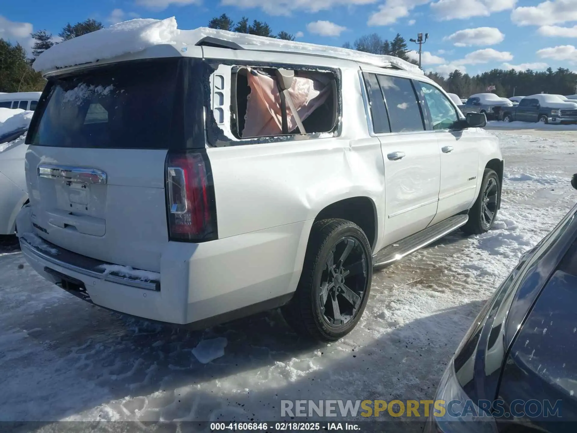 4 Photograph of a damaged car 1GKS2HKJ3LR223239 GMC YUKON XL 2020