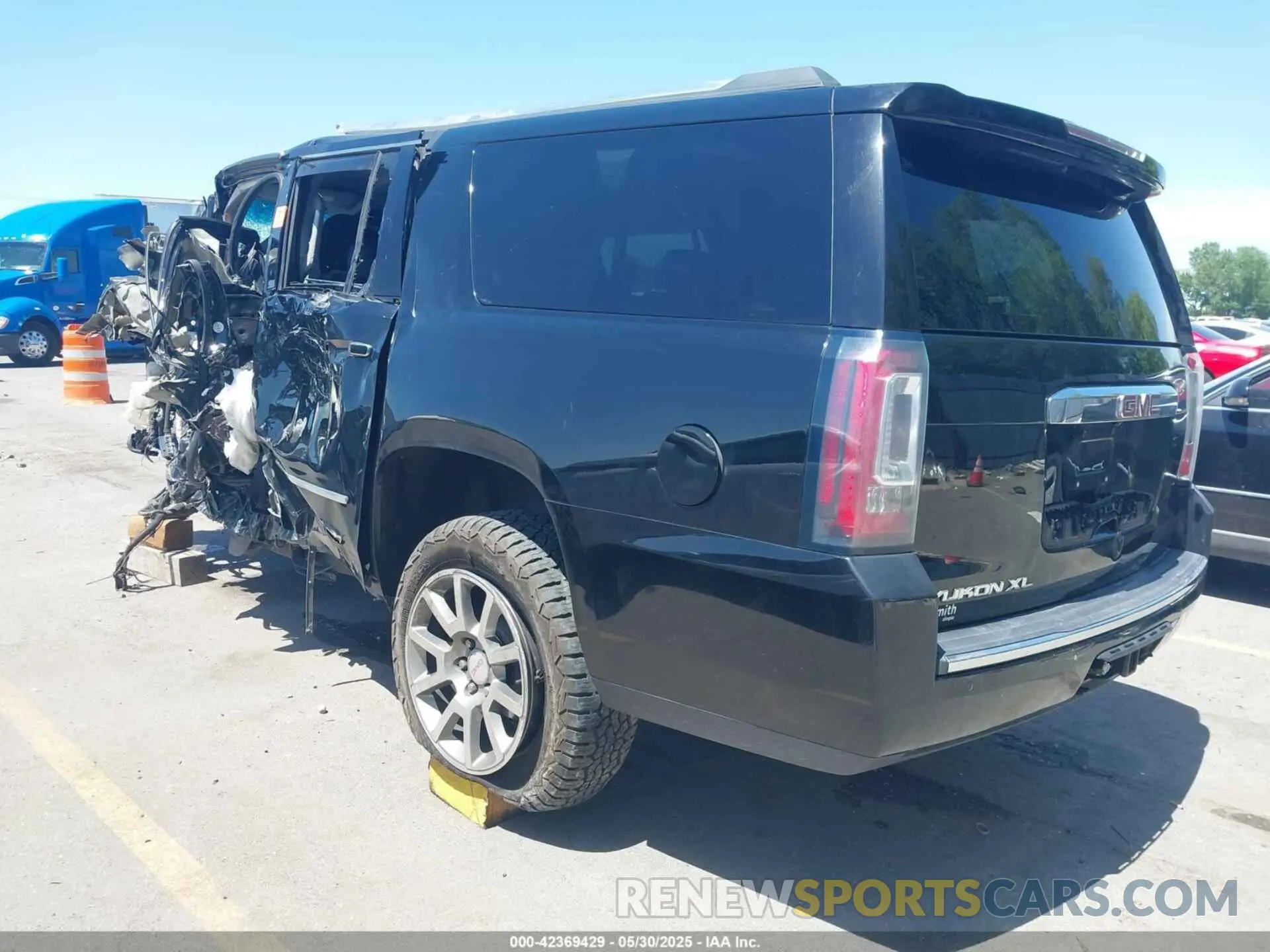 3 Photograph of a damaged car 1GKS2HKJXLR196489 GMC YUKON XL 2020
