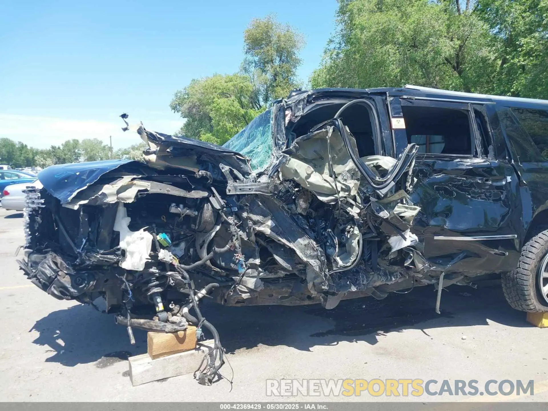 6 Photograph of a damaged car 1GKS2HKJXLR196489 GMC YUKON XL 2020