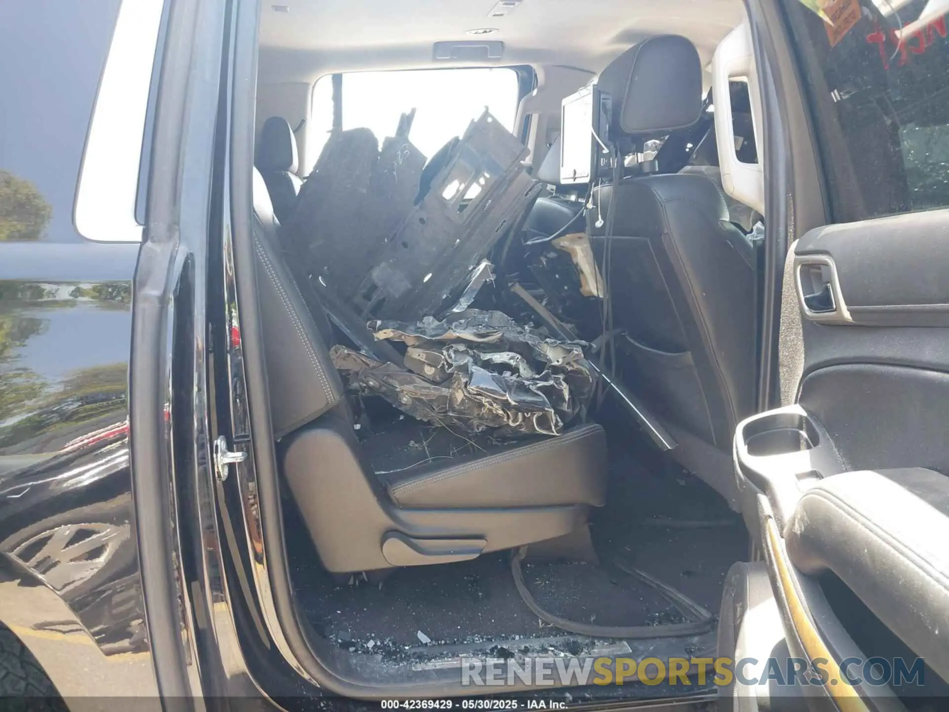 8 Photograph of a damaged car 1GKS2HKJXLR196489 GMC YUKON XL 2020