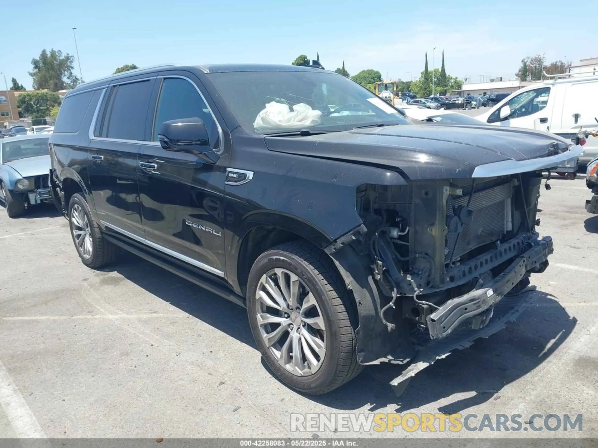1 Фотография поврежденного автомобиля 1GKS1JKL1MR273702 GMC YUKON XL 2021