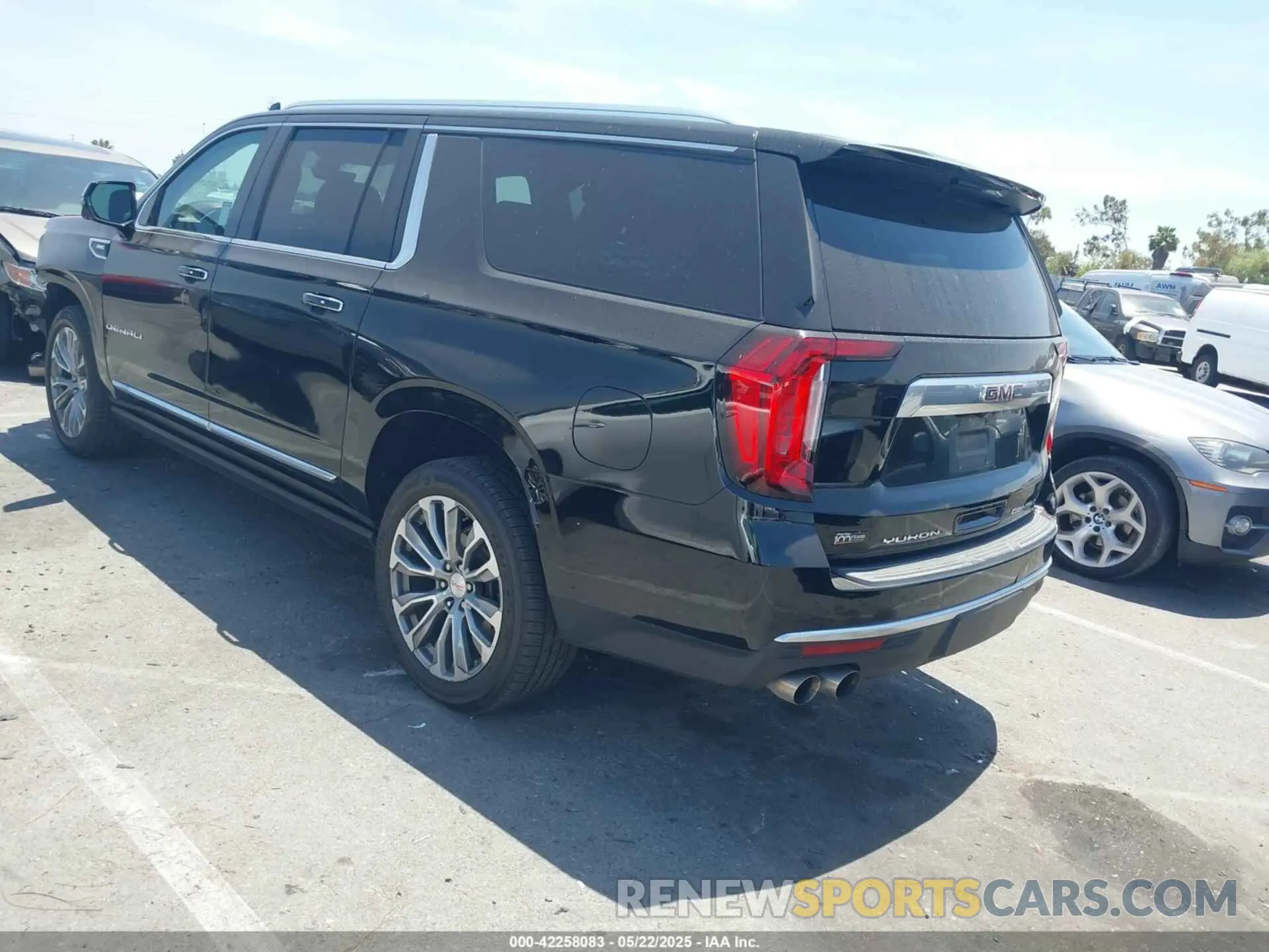 3 Фотография поврежденного автомобиля 1GKS1JKL1MR273702 GMC YUKON XL 2021