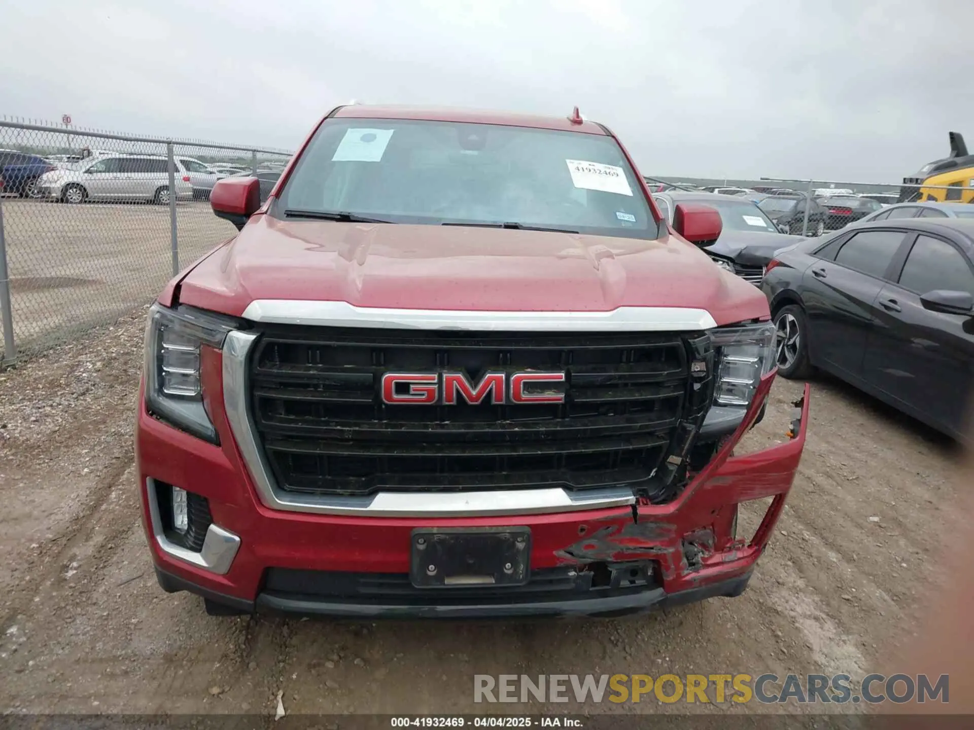 12 Photograph of a damaged car 1GKS2FKD4MR317470 GMC YUKON XL 2021