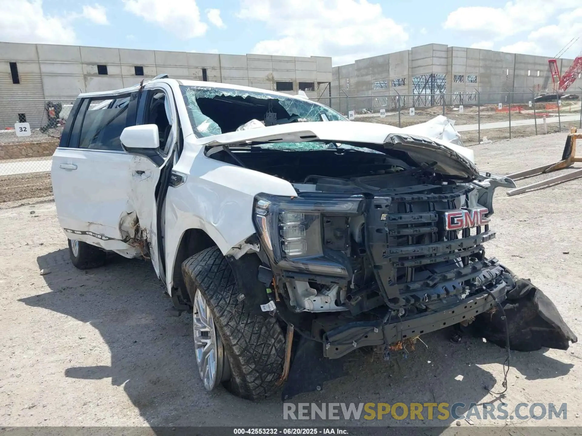 1 Photograph of a damaged car 1GKS2GKD2MR256724 GMC YUKON XL 2021