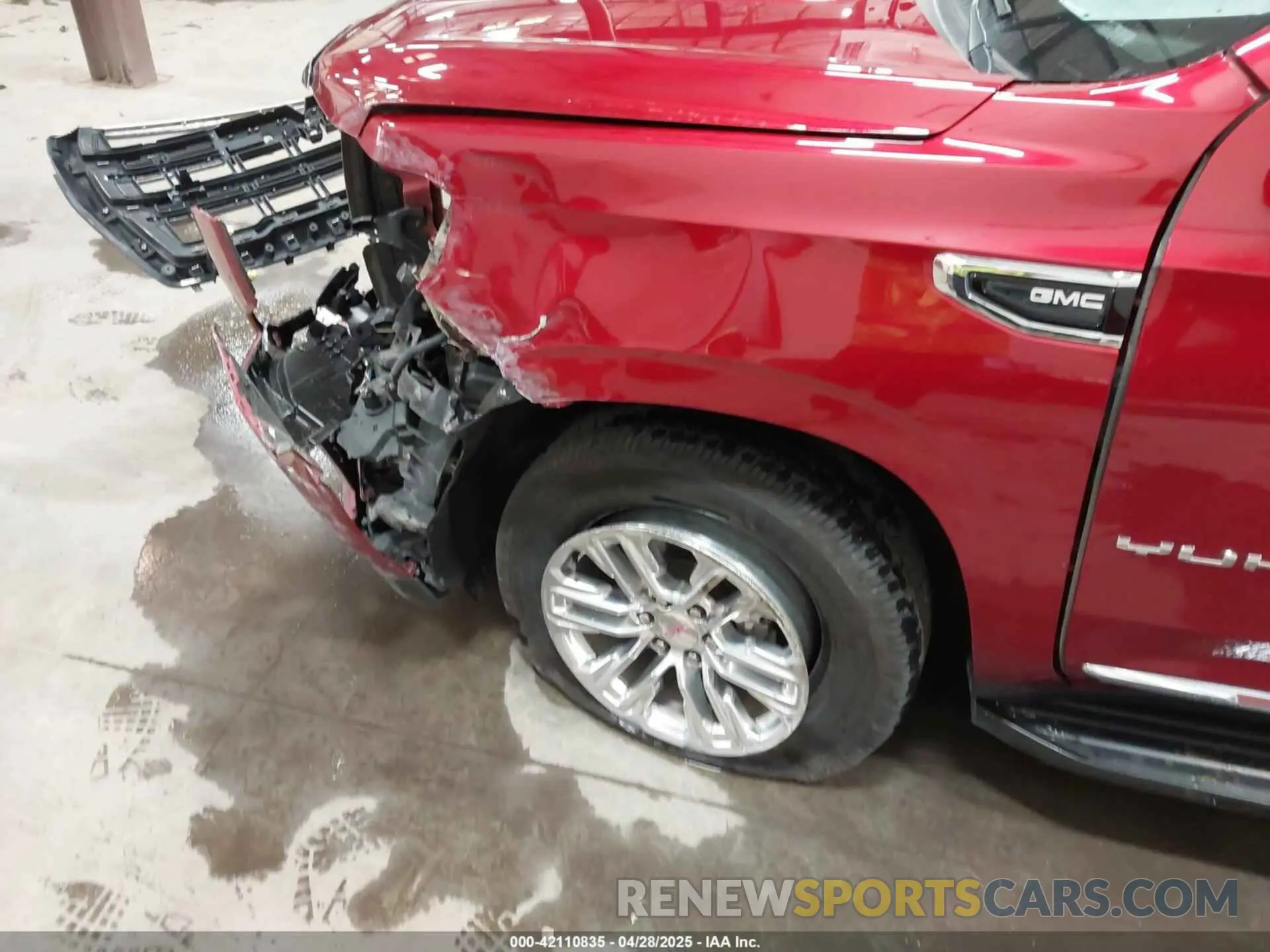 20 Photograph of a damaged car 1GKS2GKDXMR378862 GMC YUKON XL 2021