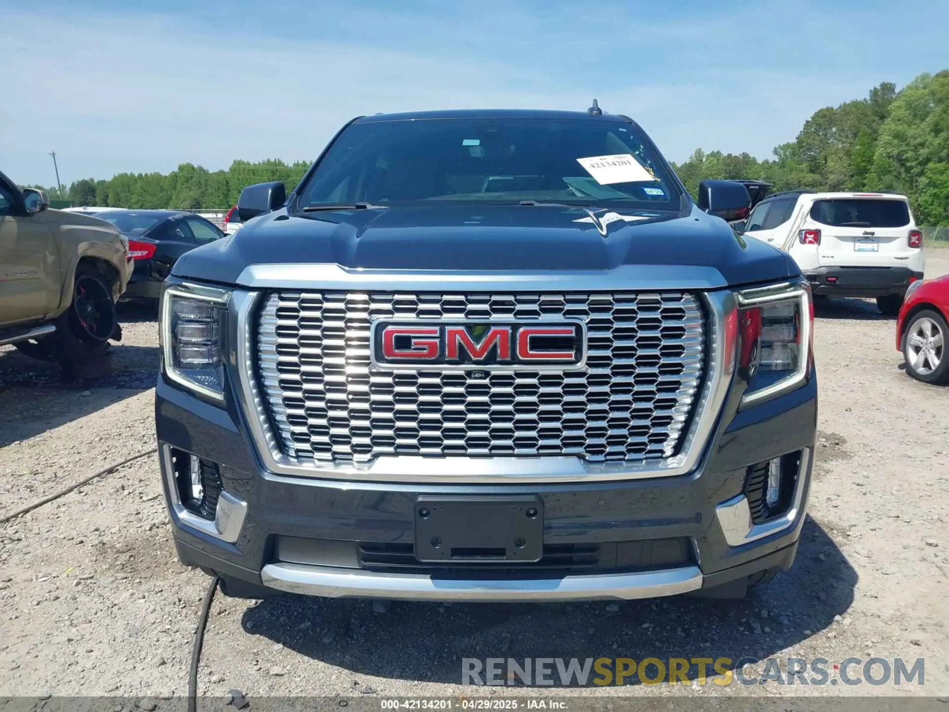 12 Photograph of a damaged car 1GKS2JKLXMR318861 GMC YUKON XL 2021