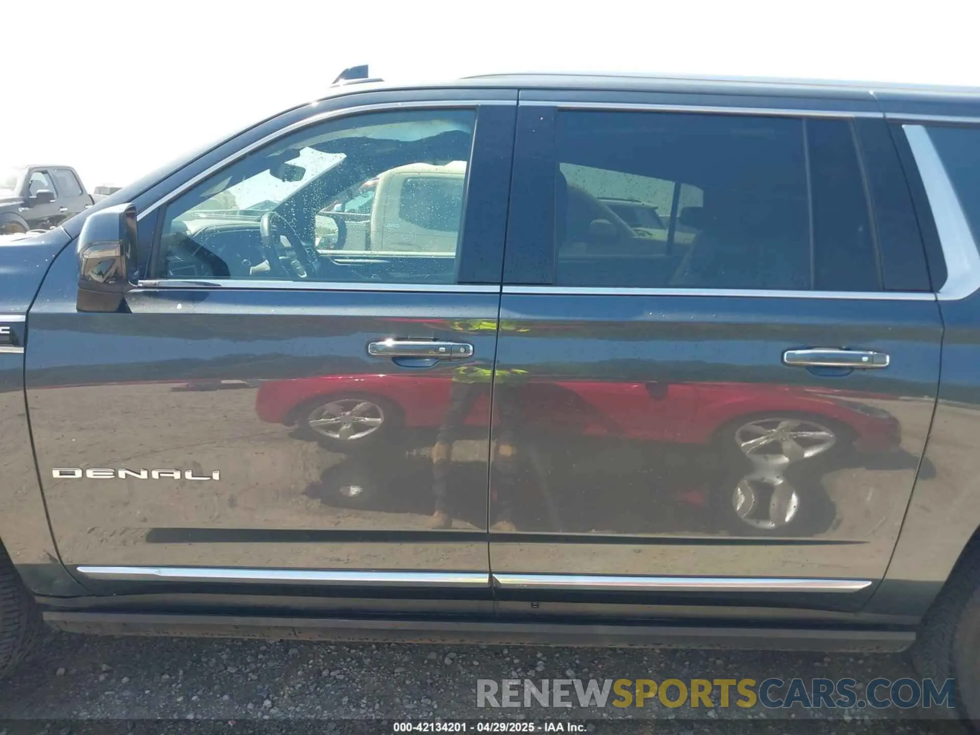 14 Photograph of a damaged car 1GKS2JKLXMR318861 GMC YUKON XL 2021