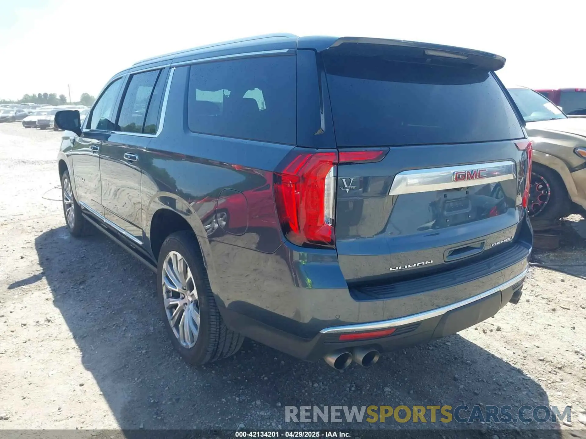3 Photograph of a damaged car 1GKS2JKLXMR318861 GMC YUKON XL 2021