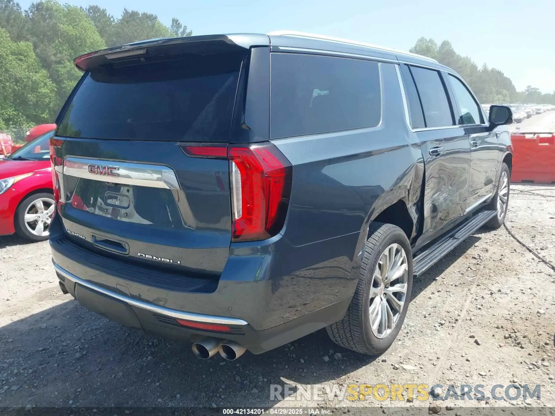 4 Photograph of a damaged car 1GKS2JKLXMR318861 GMC YUKON XL 2021
