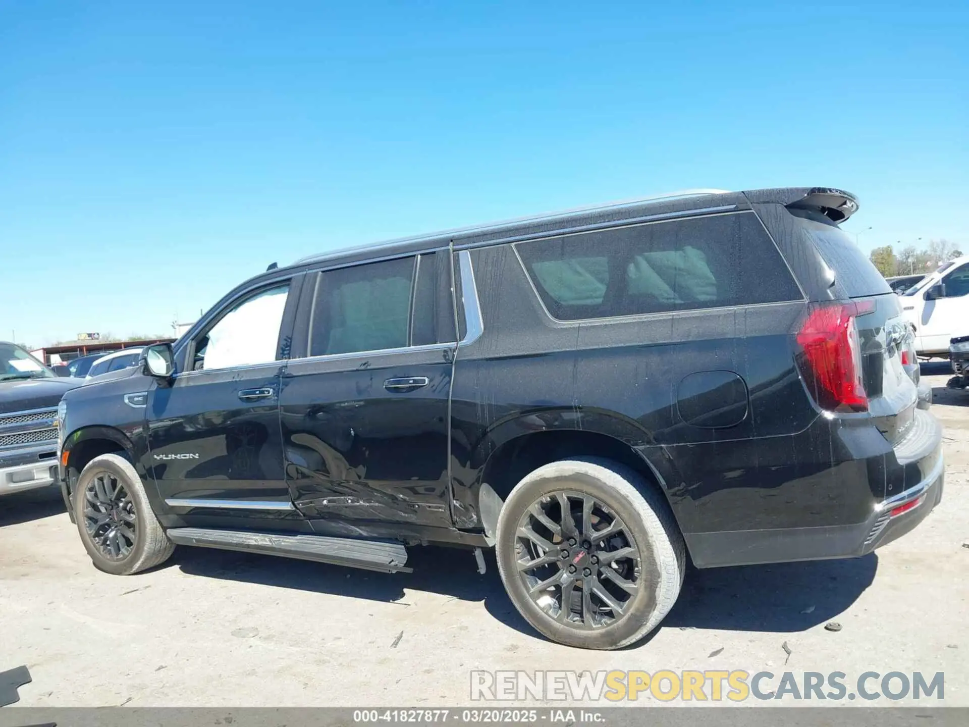 14 Photograph of a damaged car 1GKS1GKD0NR306038 GMC YUKON XL 2022