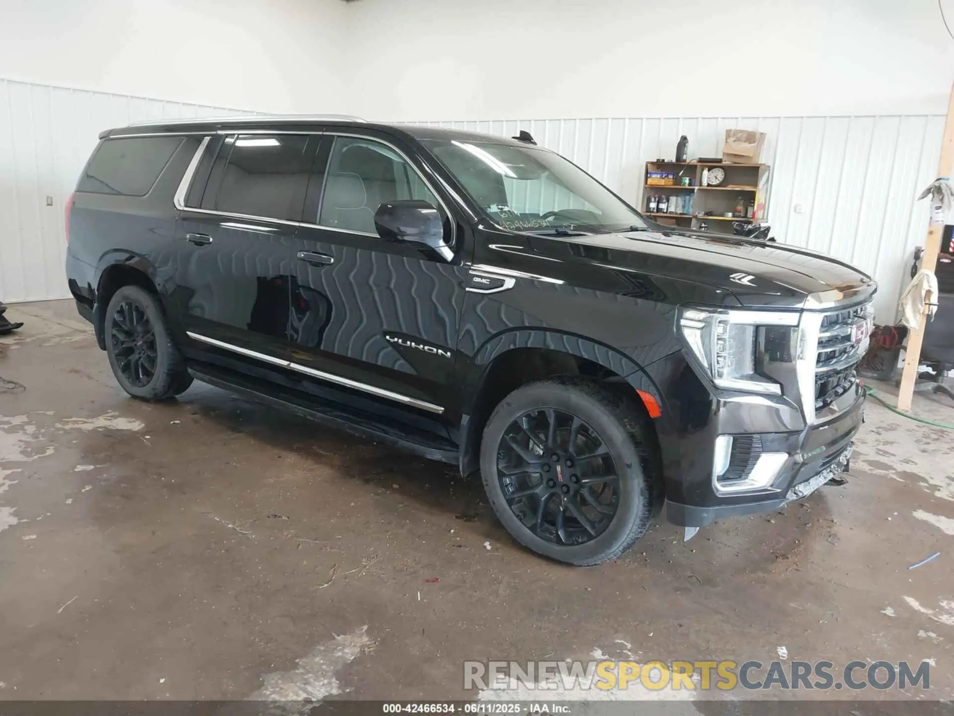 1 Photograph of a damaged car 1GKS2GKD7NR258955 GMC YUKON XL 2022