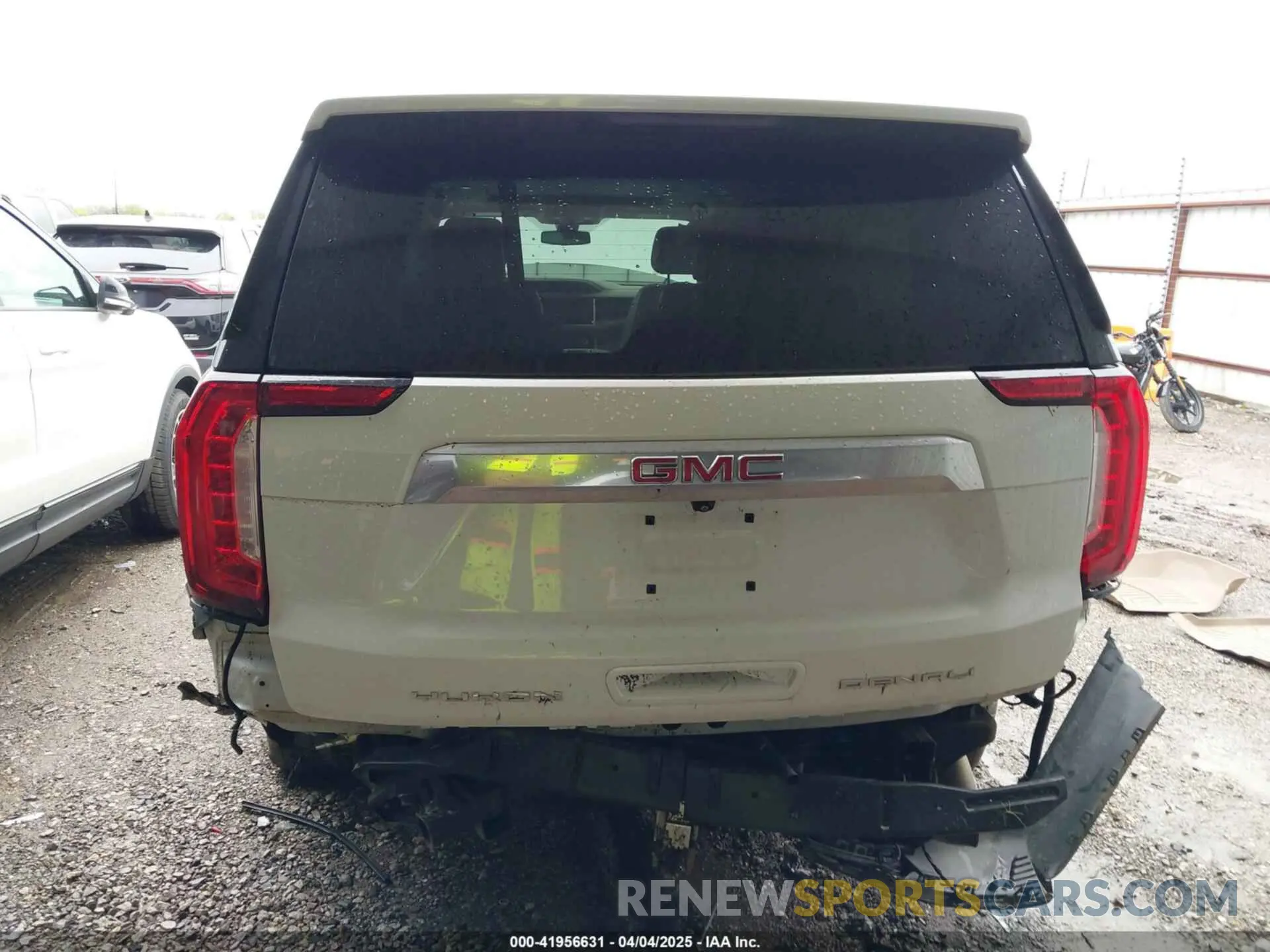 17 Photograph of a damaged car 1GKS2JKT9NR284669 GMC YUKON XL 2022