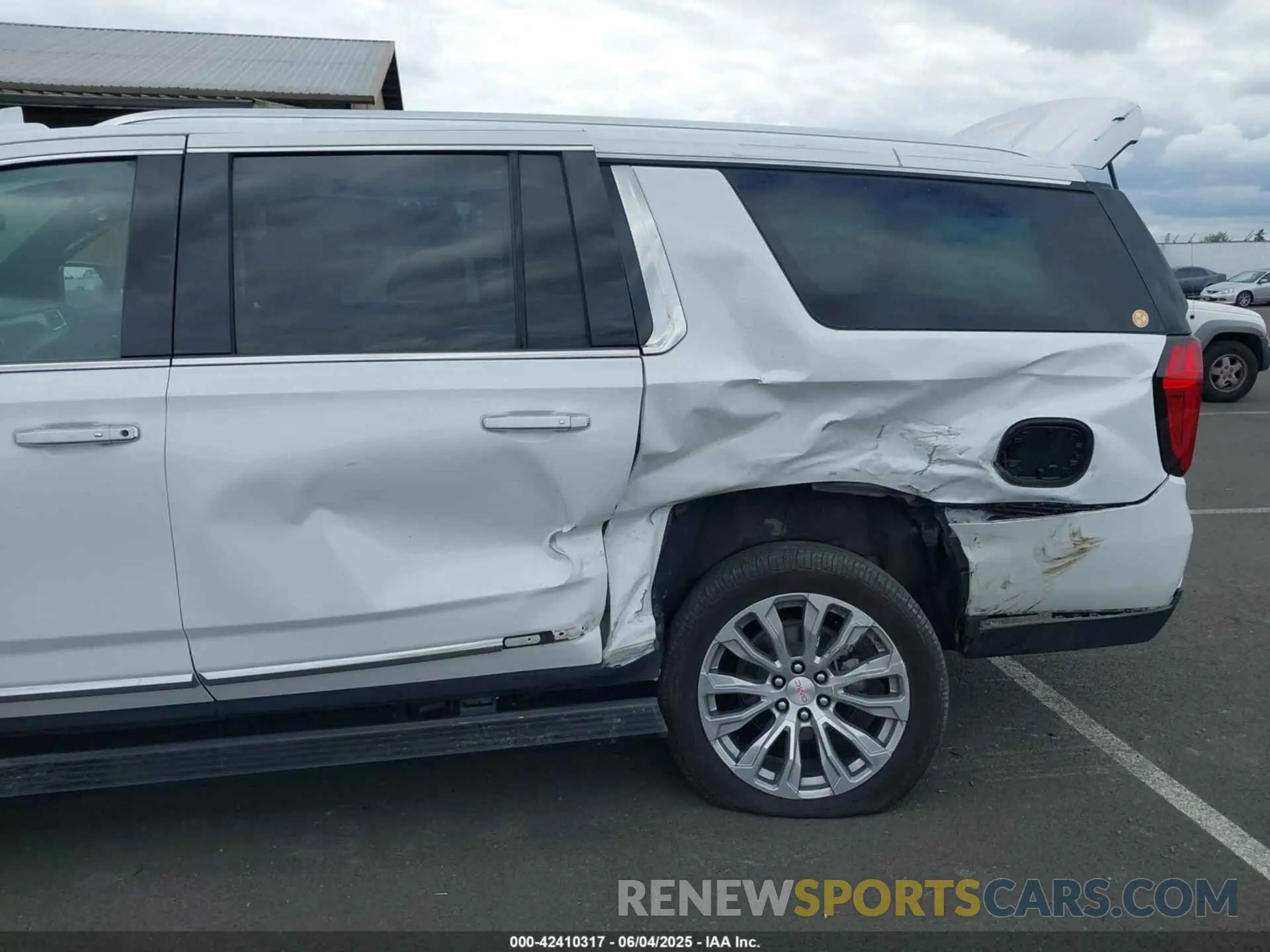 6 Photograph of a damaged car 1GKS2JKL0PR301037 GMC YUKON XL 2023