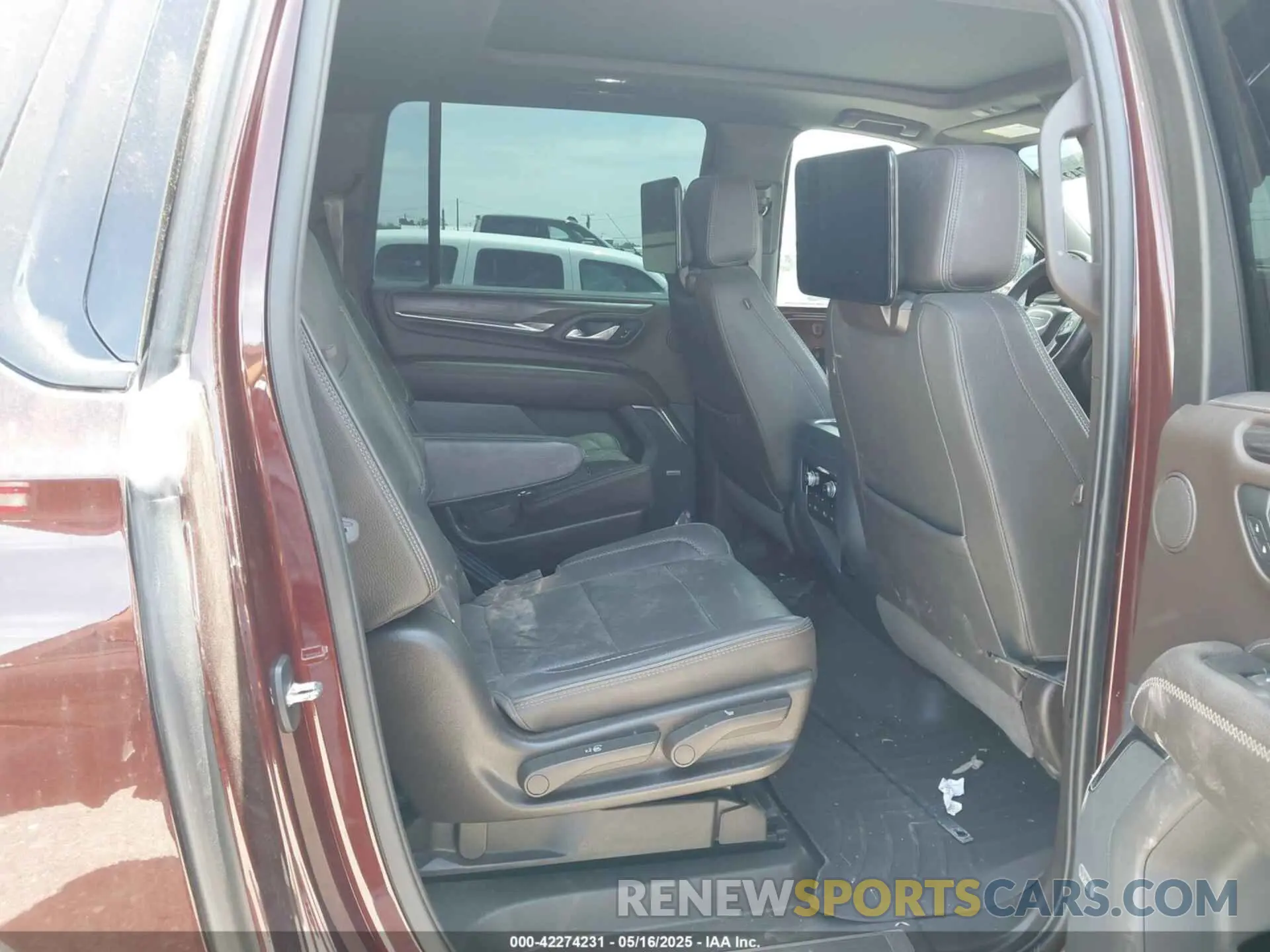 8 Photograph of a damaged car 1GKS2JKL4PR280242 GMC YUKON XL 2023