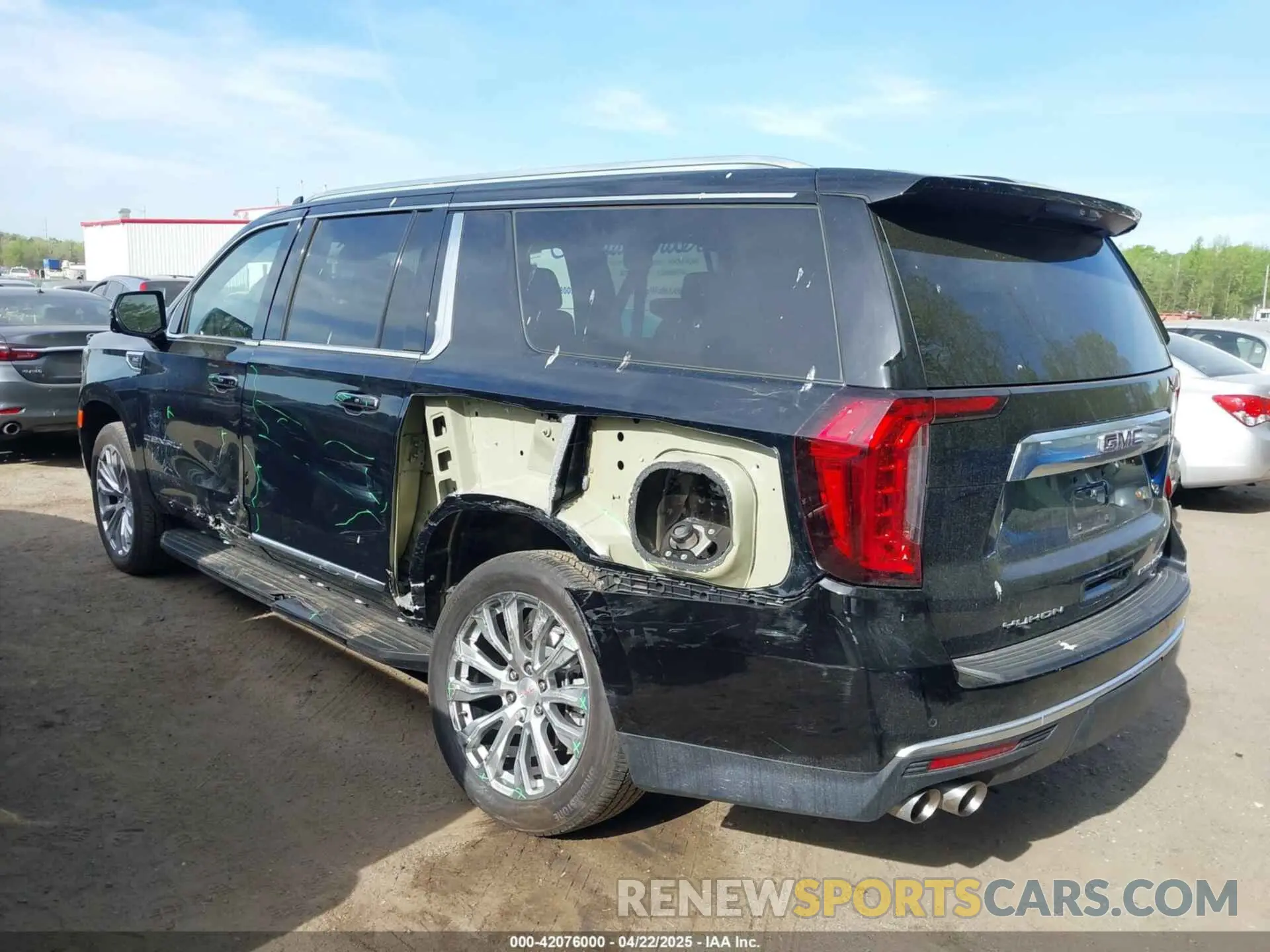 3 Фотография поврежденного автомобиля 1GKS2JKL6RR122326 GMC YUKON XL 2024
