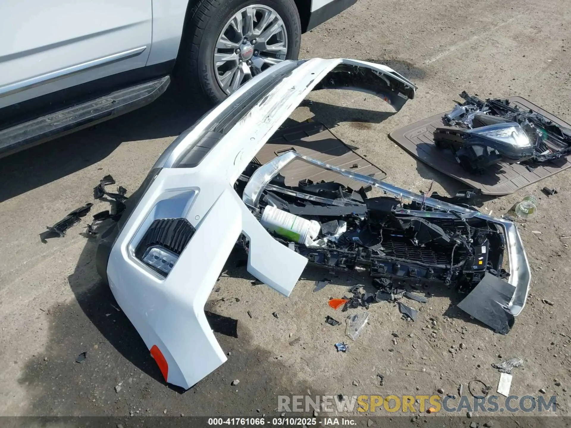 11 Photograph of a damaged car 1GKS2JKL6RR371001 GMC YUKON XL 2024