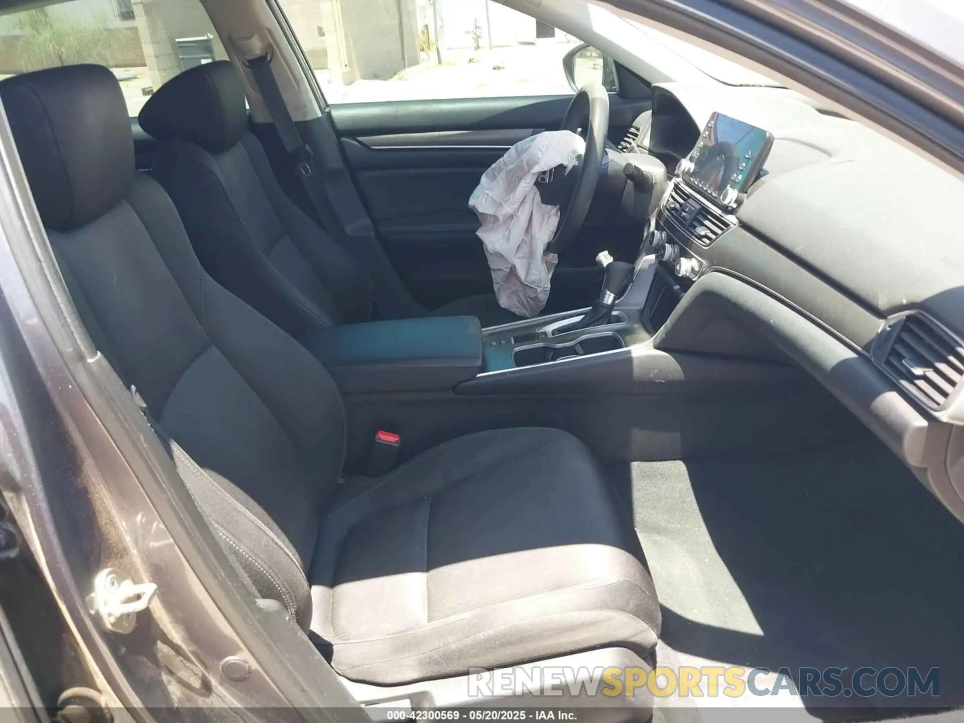 5 Photograph of a damaged car 1HGCV1F13KA105330 HONDA ACCORD 2019