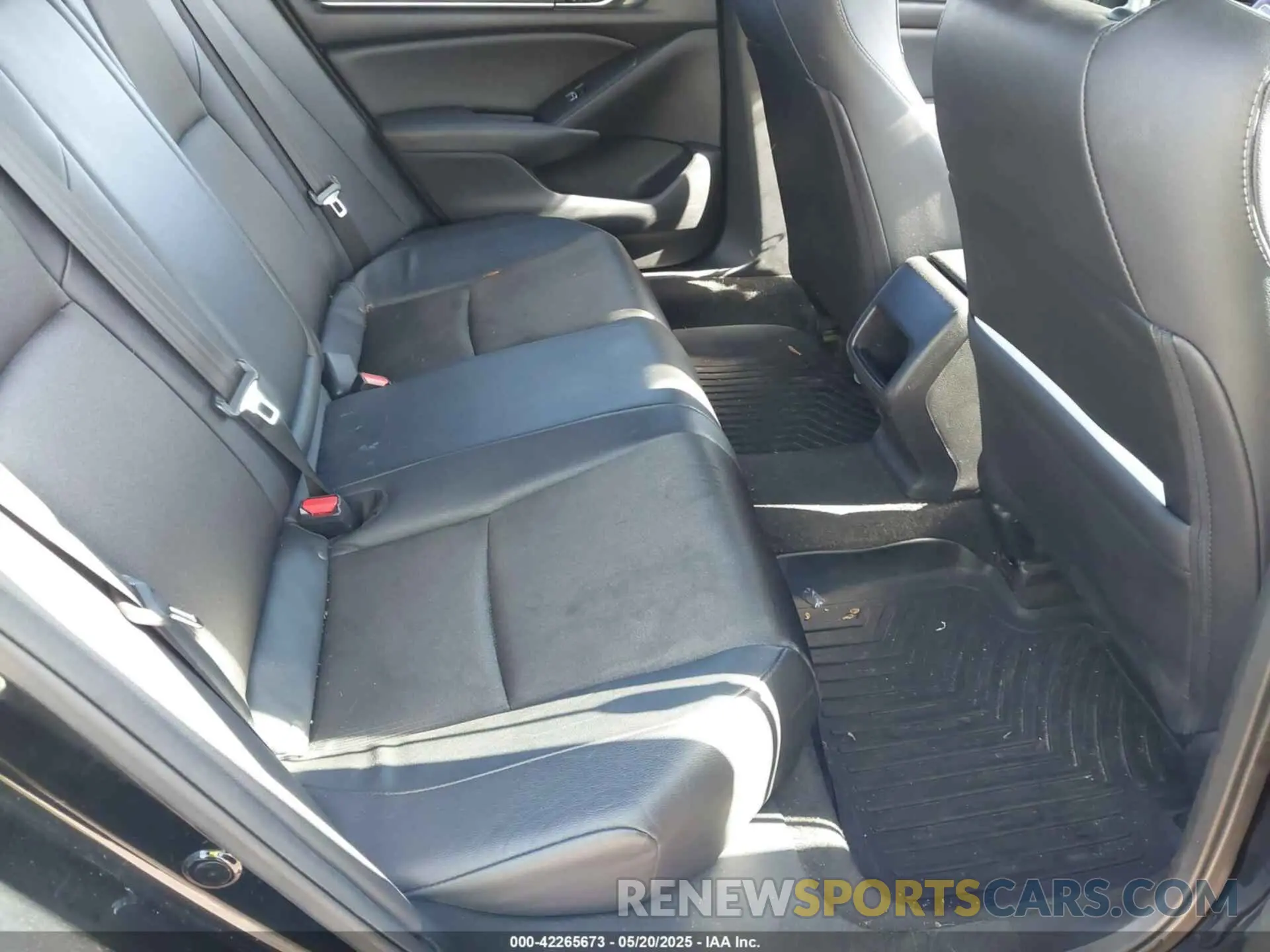 8 Photograph of a damaged car 1HGCV1F30KA166605 HONDA ACCORD 2019