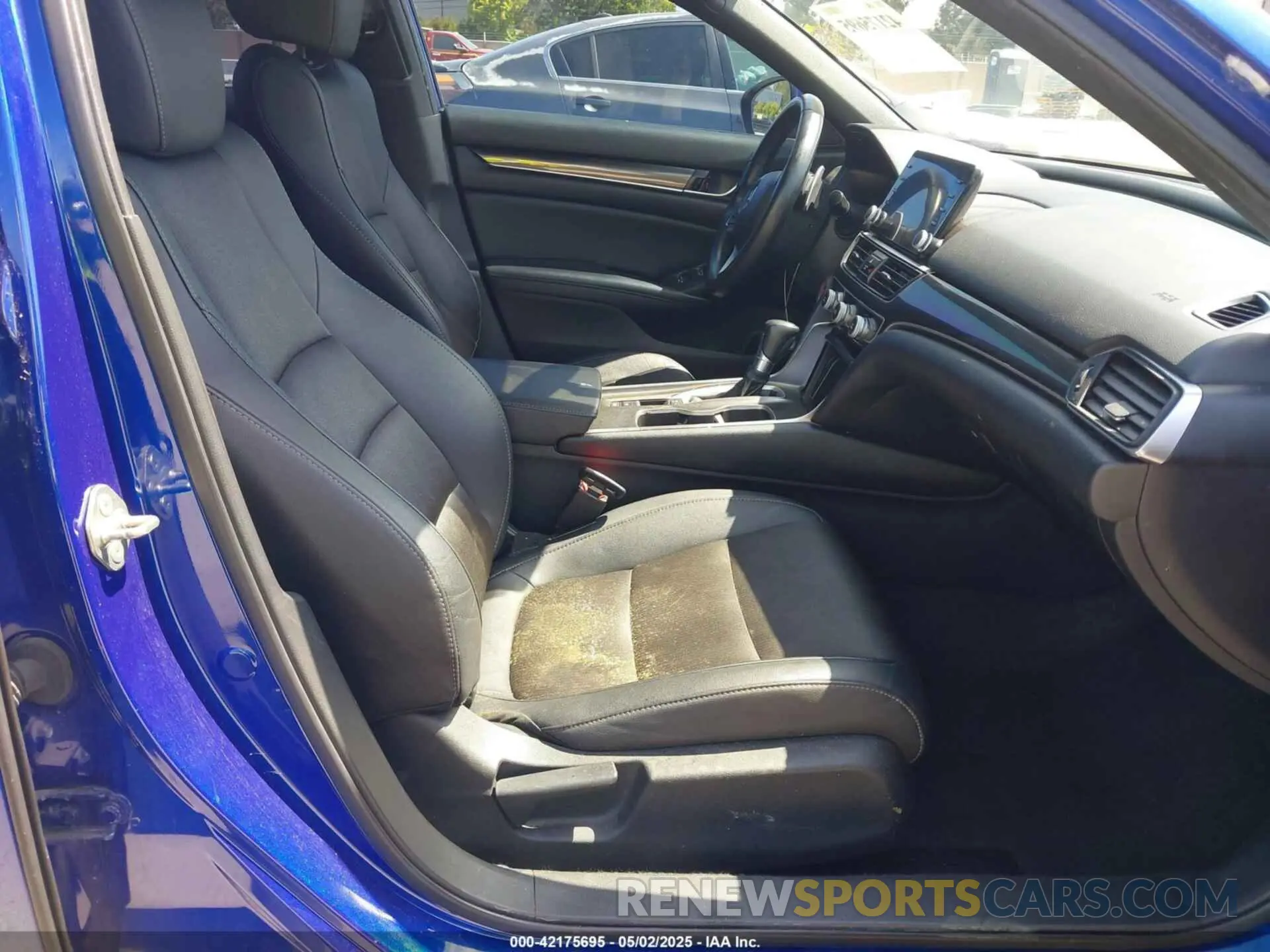 5 Photograph of a damaged car 1HGCV1F32KA133038 HONDA ACCORD 2019