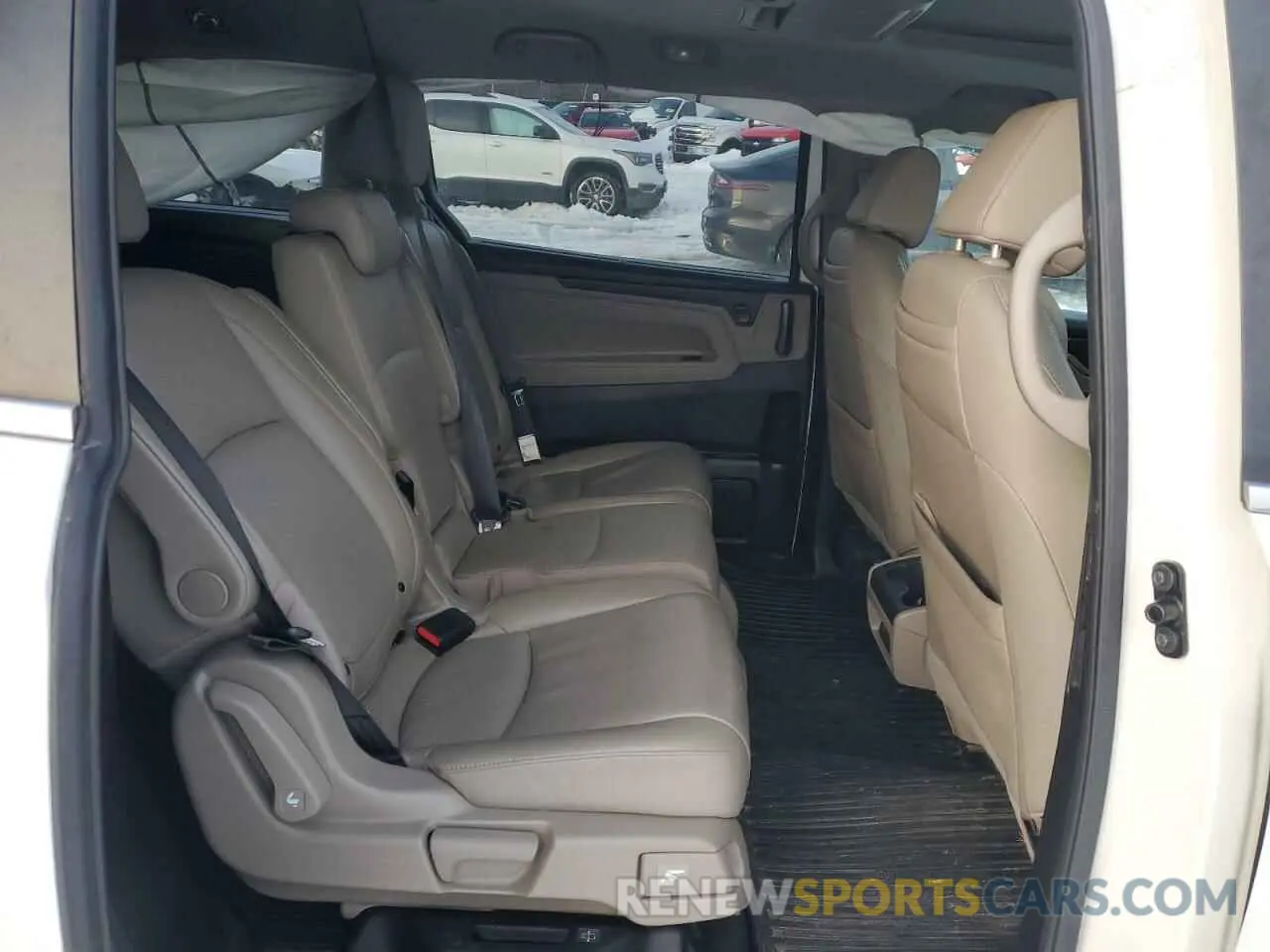 11 Photograph of a damaged car 5FNRL6H78KB095673 HONDA All Models 2019