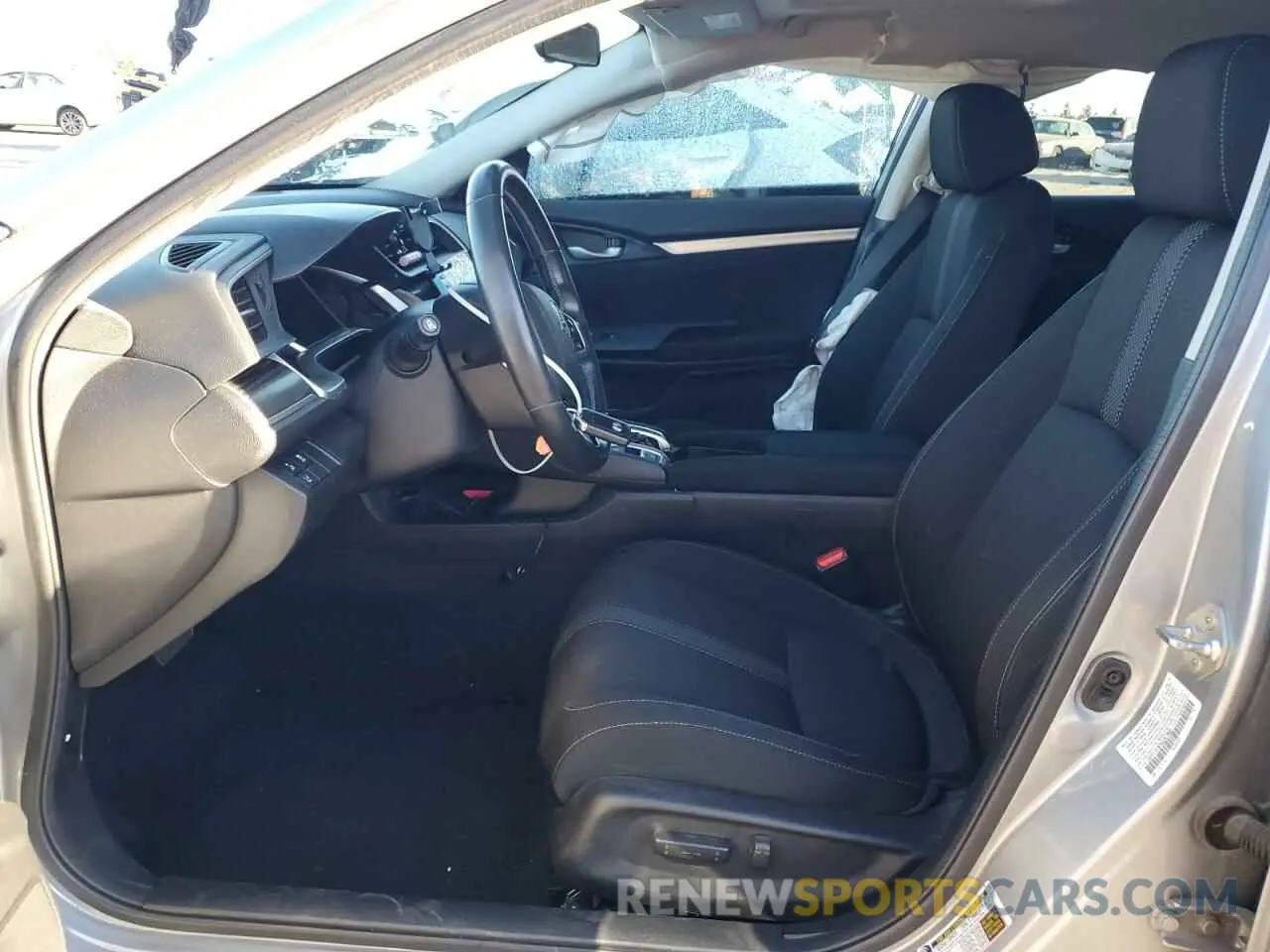 7 Фотография поврежденного автомобиля 19XFC1F30KE207605 HONDA CIVIC 2019