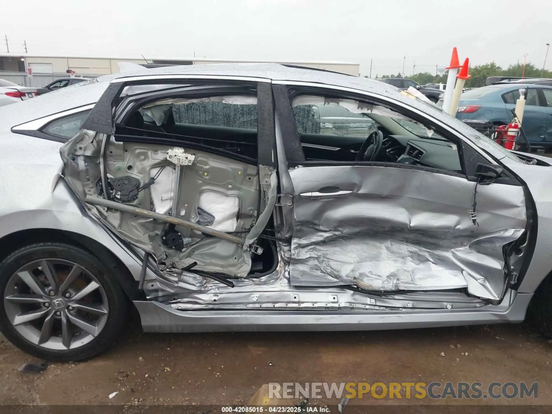 6 Фотография поврежденного автомобиля 19XFC1F36KE210718 HONDA CIVIC 2019