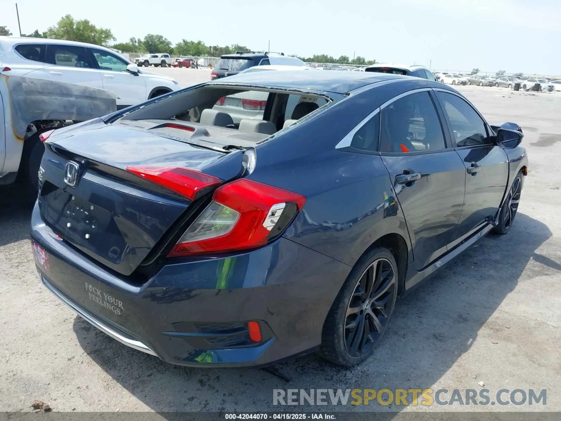 4 Фотография поврежденного автомобиля 19XFC2F60KE050190 HONDA CIVIC 2019