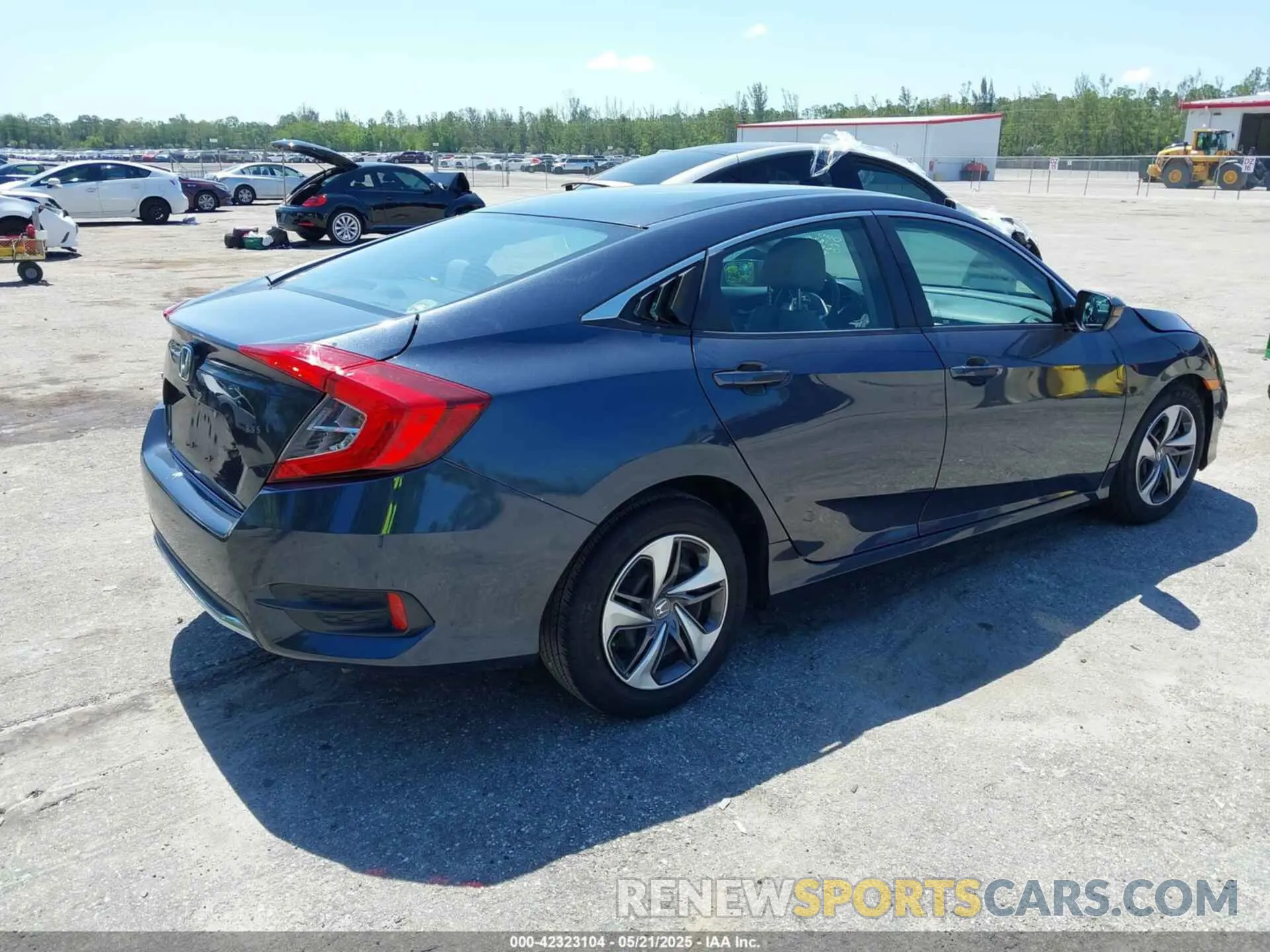 4 Фотография поврежденного автомобиля 19XFC2F65KE038312 HONDA CIVIC 2019