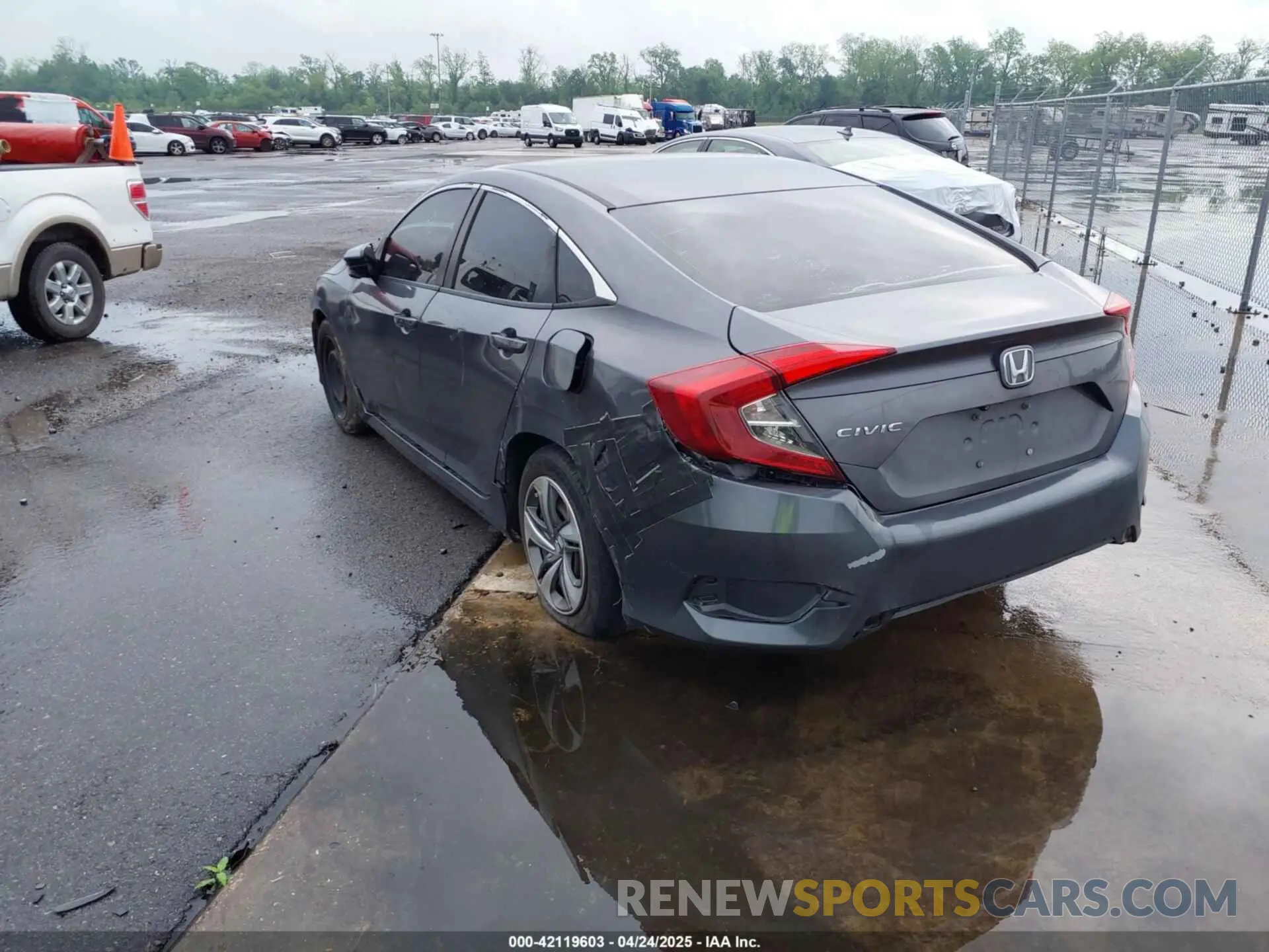 3 Фотография поврежденного автомобиля 2HGFC2F60KH537797 HONDA CIVIC 2019