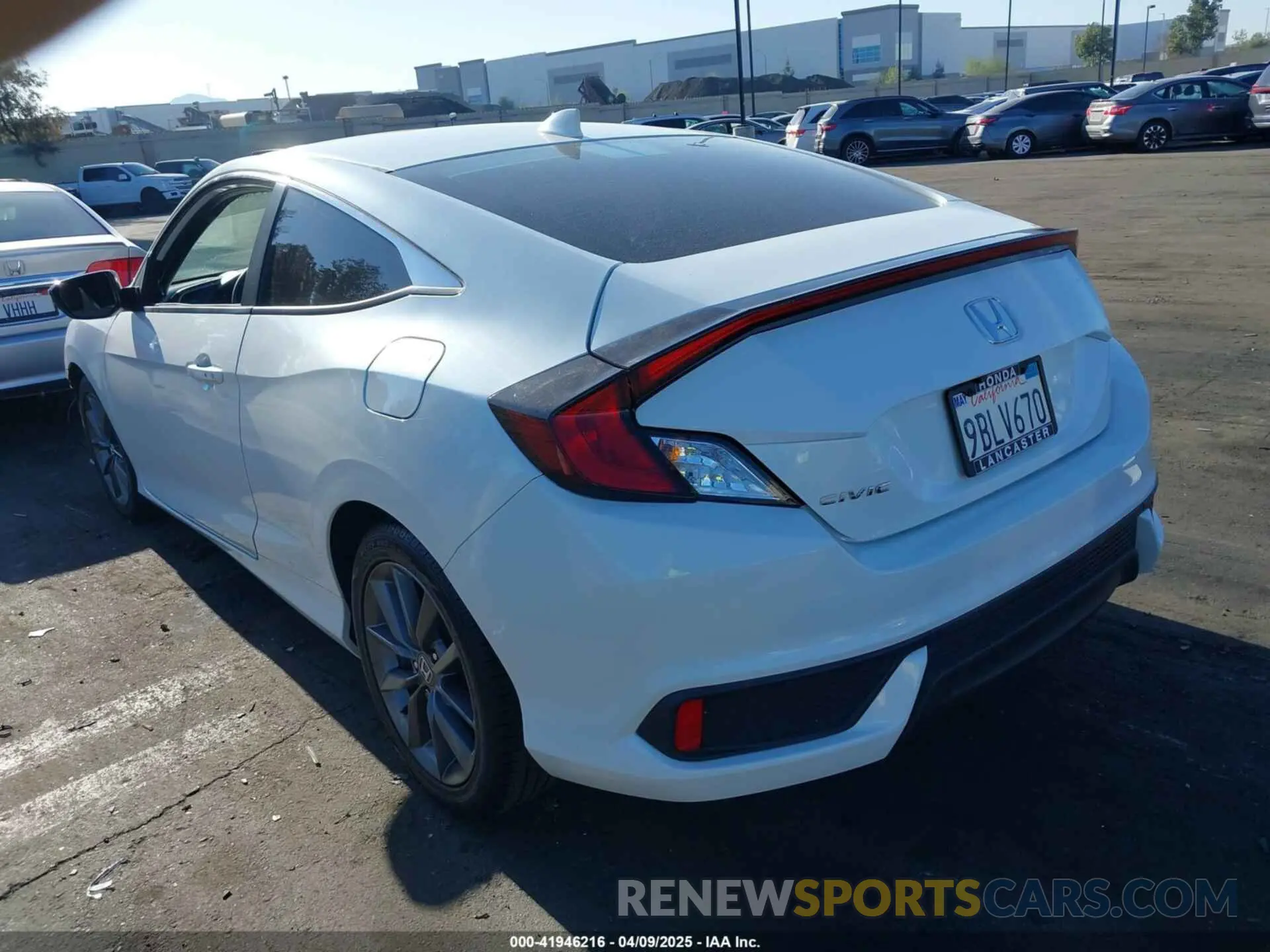 3 Фотография поврежденного автомобиля 2HGFC3B38KH357484 HONDA CIVIC 2019
