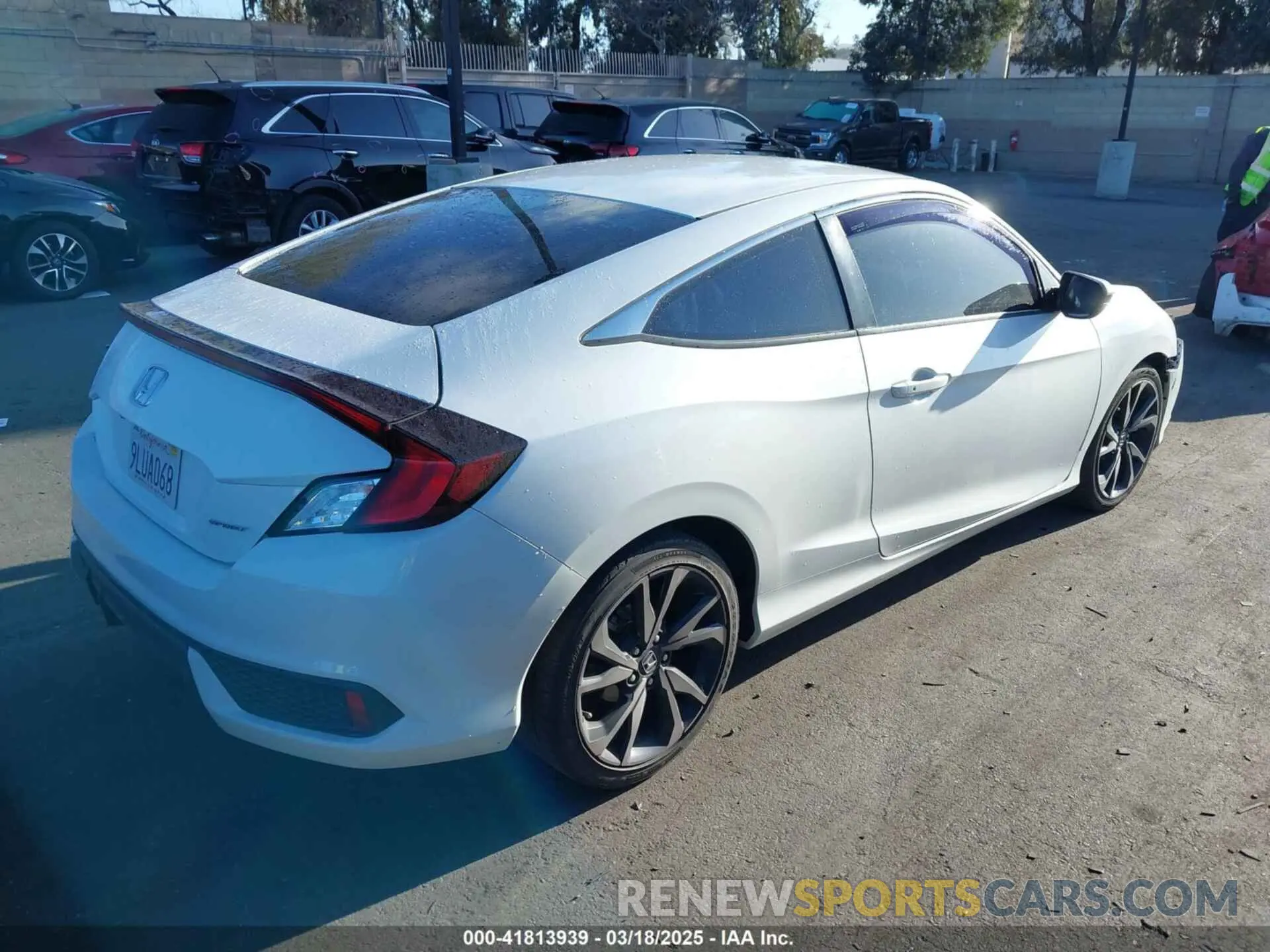 4 Фотография поврежденного автомобиля 2HGFC4B84KH305724 HONDA CIVIC 2019