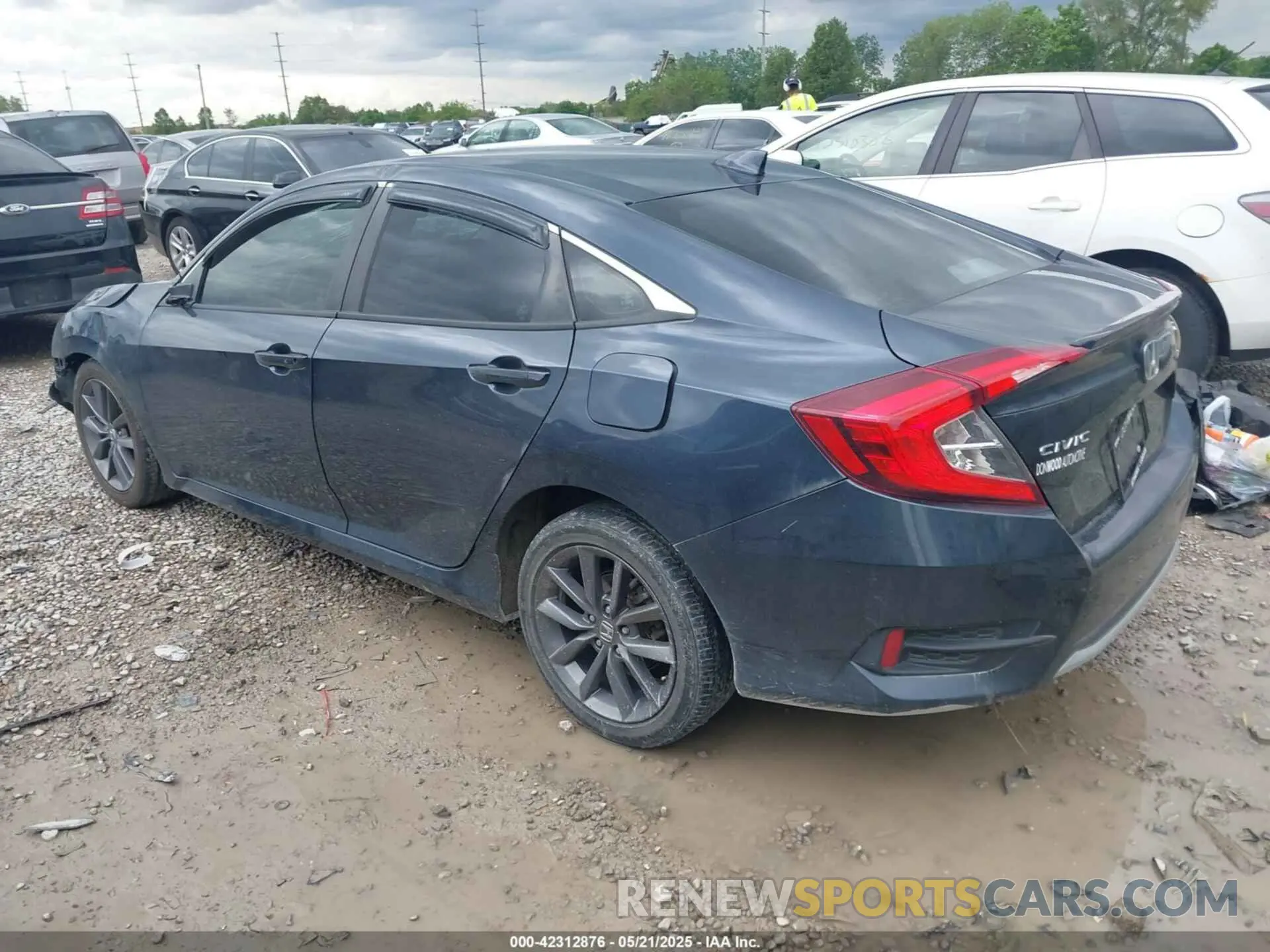 3 Фотография поврежденного автомобиля 19XFC1F32LE013448 HONDA CIVIC 2020