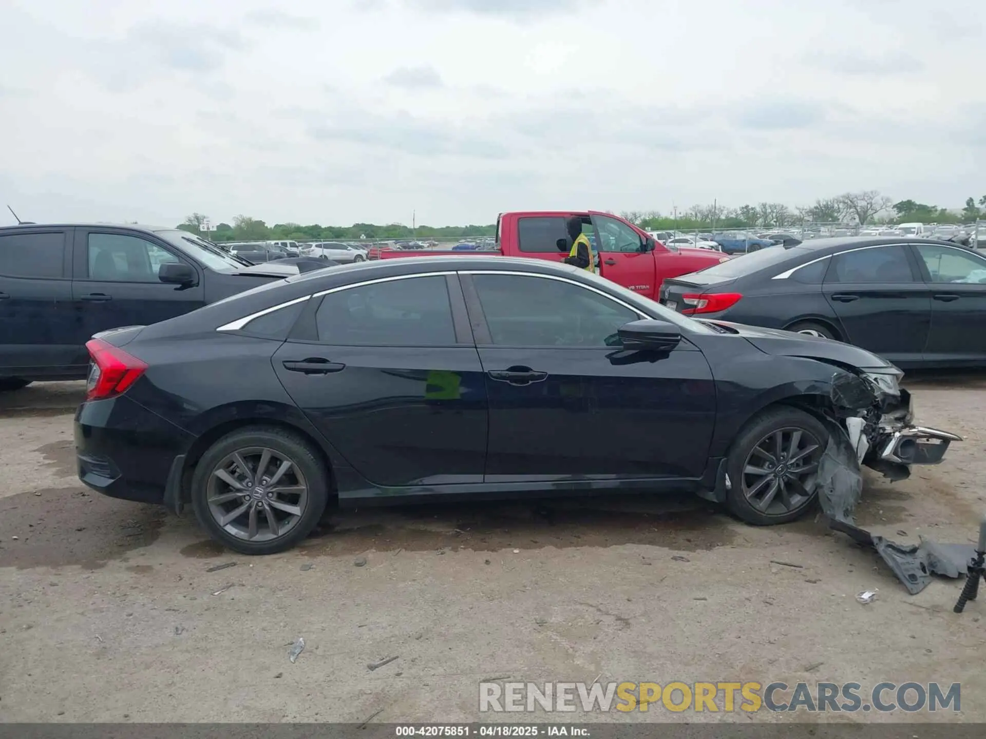13 Фотография поврежденного автомобиля 19XFC1F73LE008083 HONDA CIVIC 2020