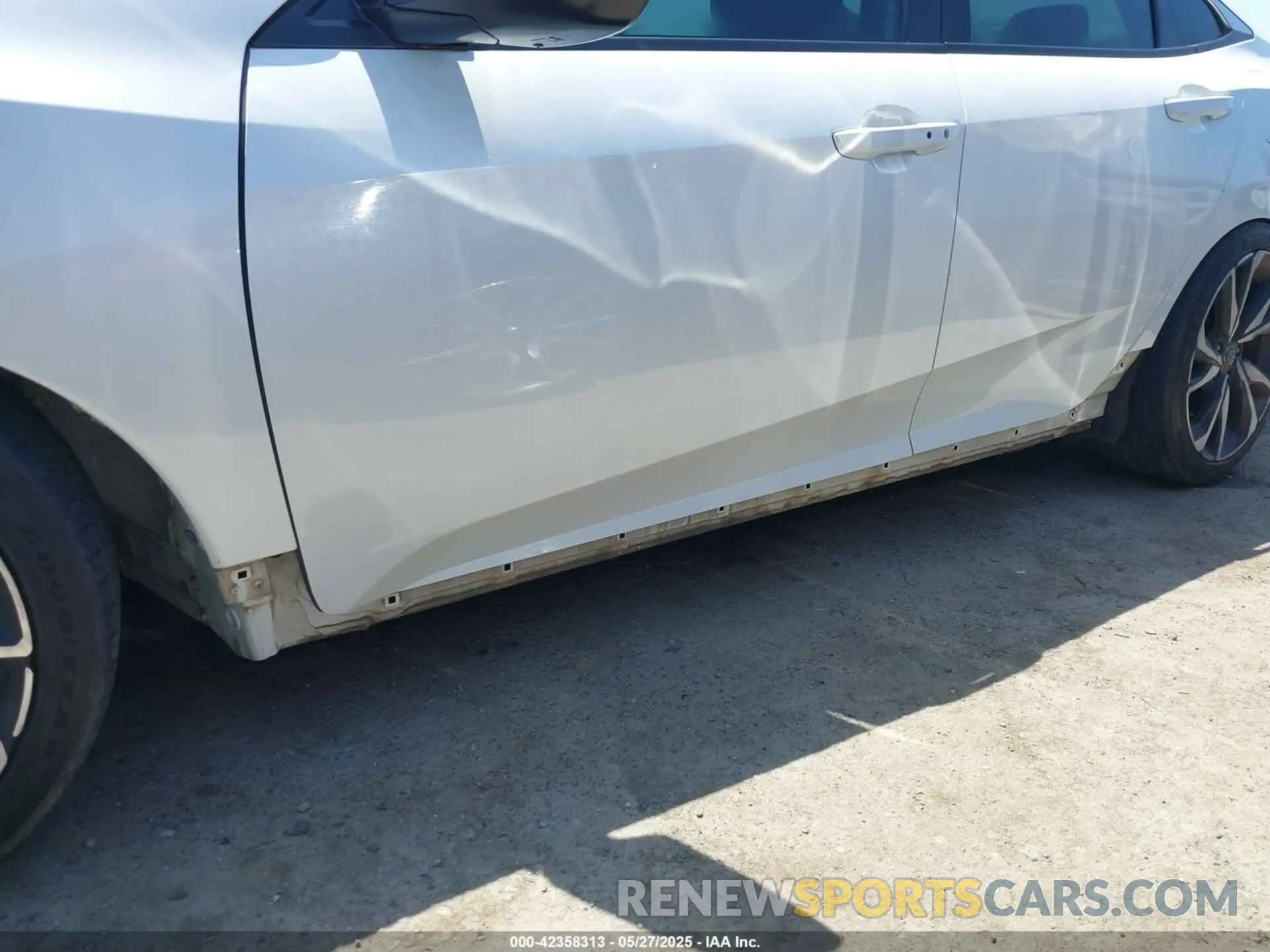 19 Photograph of a damaged car 19XFC2F83LE215720 HONDA CIVIC 2020