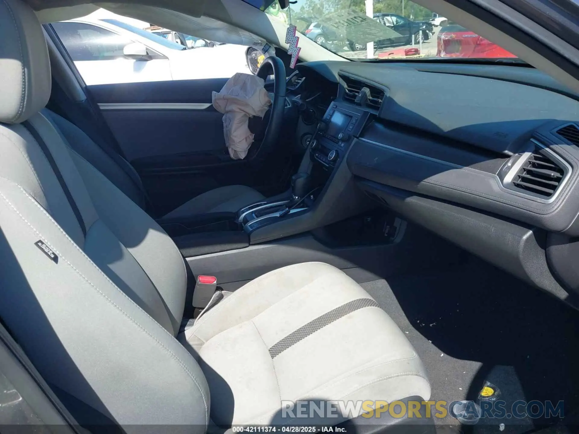 5 Photograph of a damaged car 2HGFC2F69LH588815 HONDA CIVIC 2020