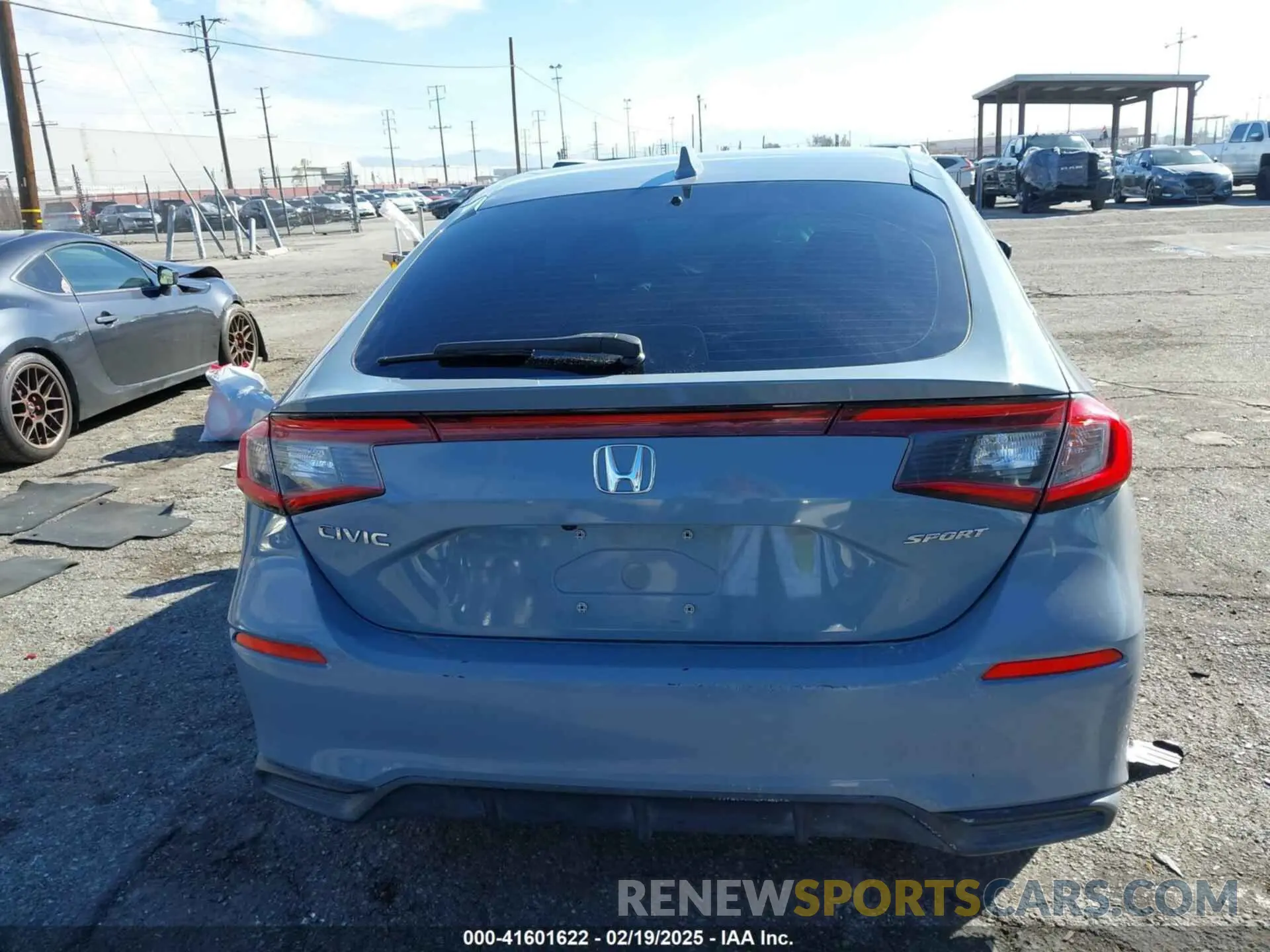 17 Photograph of a damaged car 19XFL2H87NE008375 HONDA CIVIC 2022
