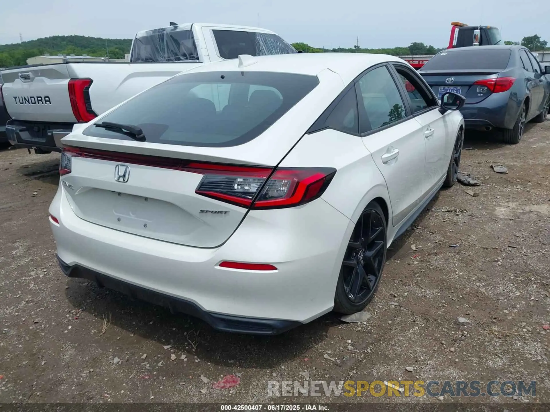 4 Photograph of a damaged car 19XFL2H85RE011538 HONDA CIVIC 2024