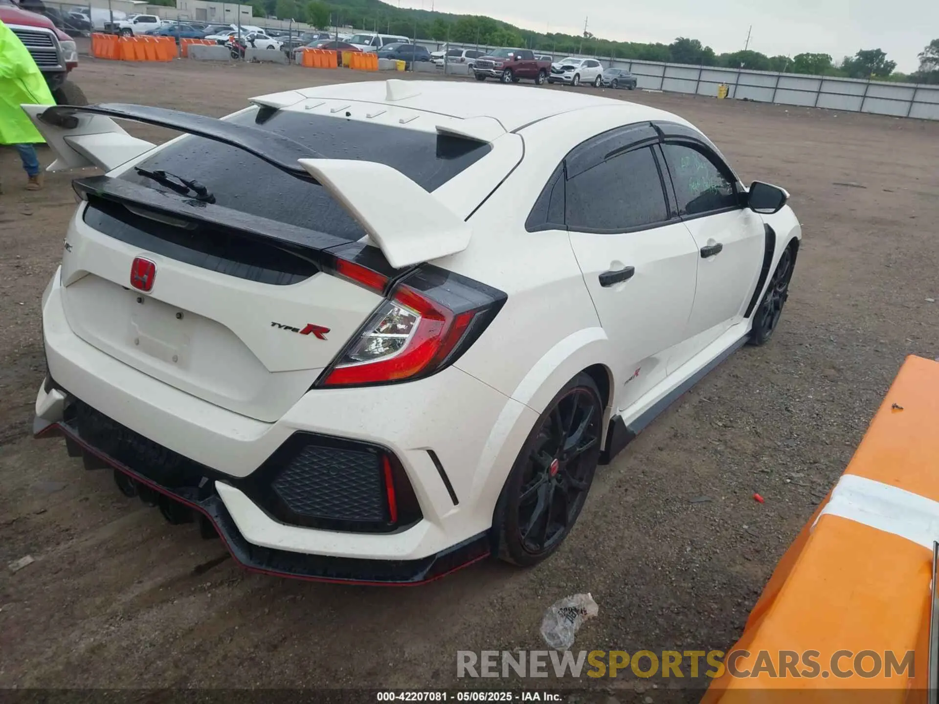 4 Фотография поврежденного автомобиля SHHFK8G7XKU202529 HONDA CIVIC TYPE R 2019