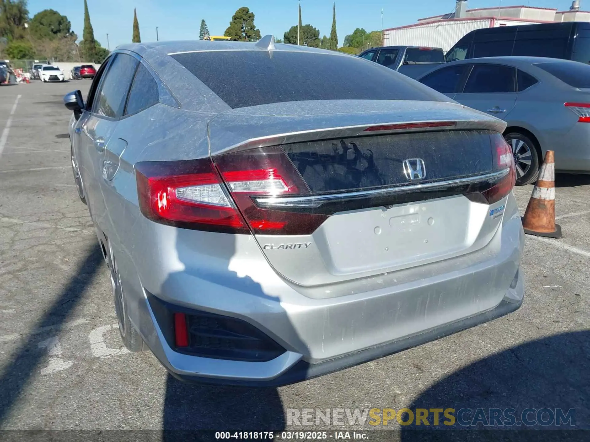 3 Фотография поврежденного автомобиля JHMZC5F38KC003399 HONDA CLARITY PLUG-IN HYBRID 2019